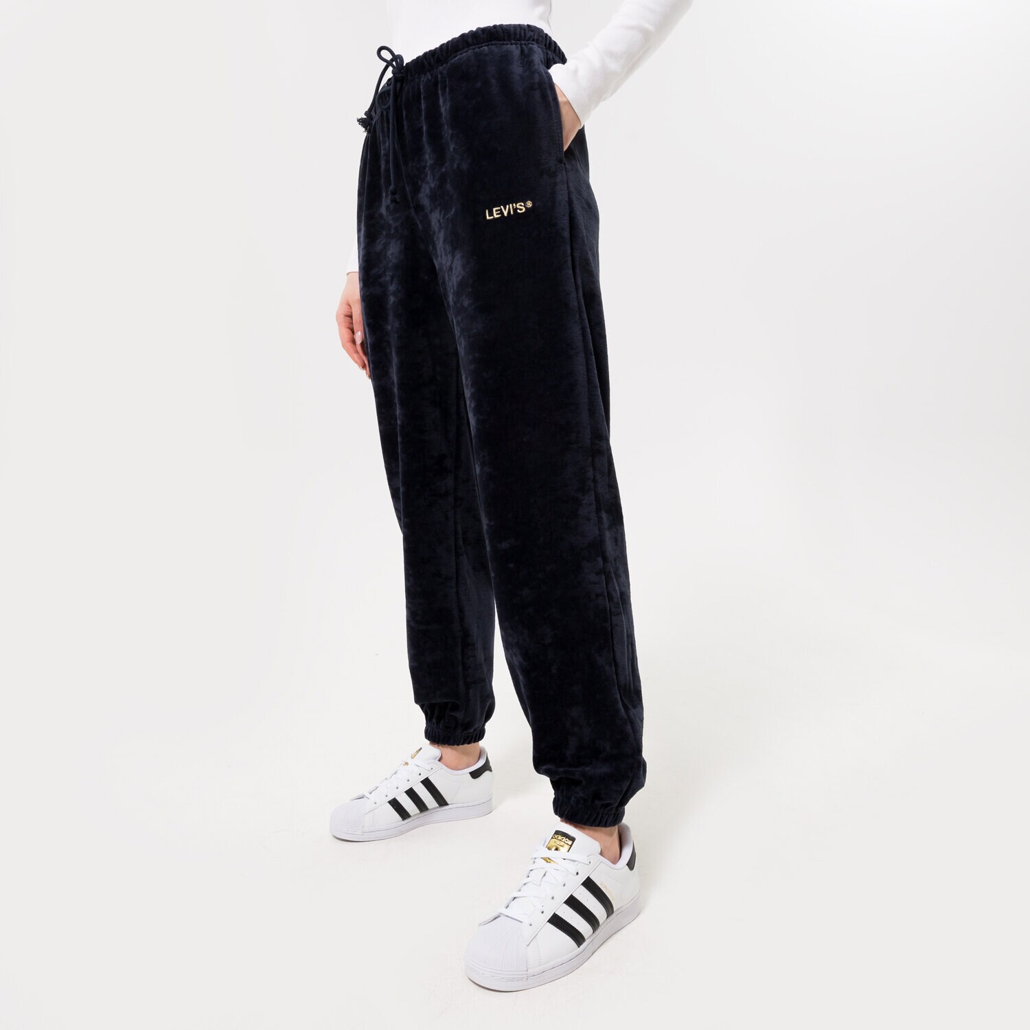 Spodnie sportowe damskie LEVI'S SPODNIE GRAPHIC LAUNDRY SWEATPNT BLUES A35690011 CZARNY
