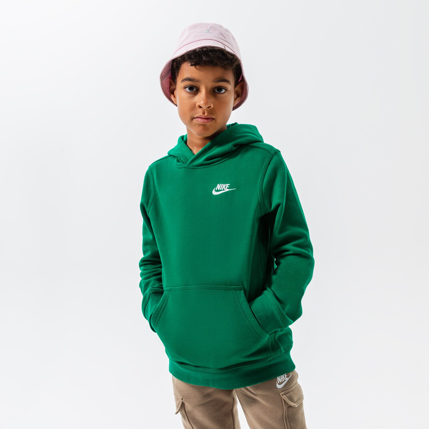 Sportowa bluza dziecięca NIKE BLUZA Z KAPTUREM NIKE SPORTSWEAR CLUB BOY BV3757-365 ZIELONY