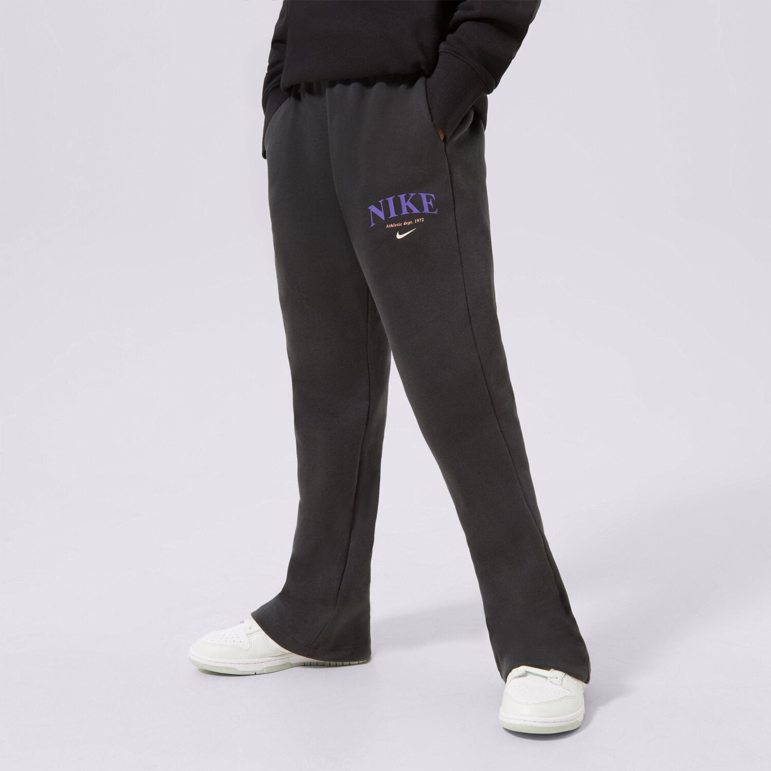 Sportowe spodnie dziecięce NIKE SPODNIE G NSW TREND FLC PANT GIRL DV2564-045 CZARNY