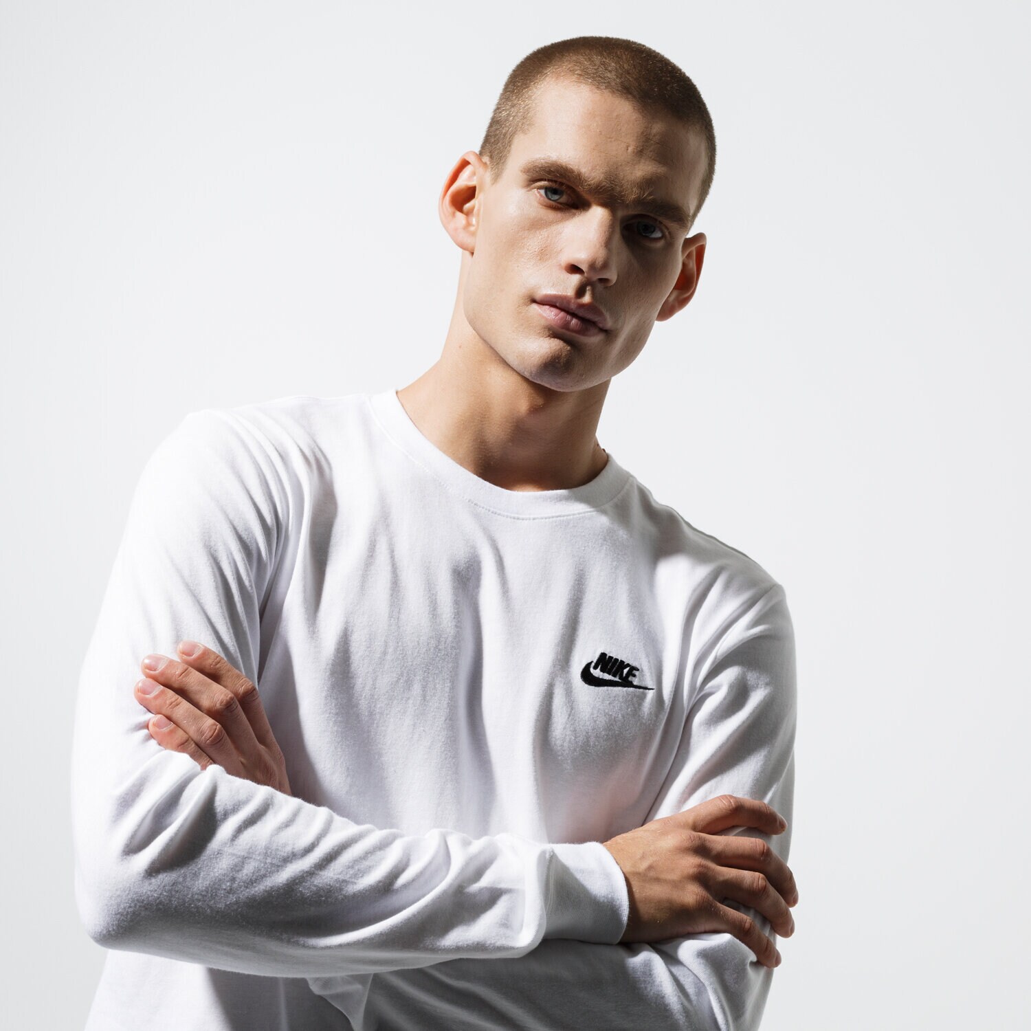 Koszulka, t-shirt sportowy męski NIKE T-SHIRT LS M NSW CLUB TEE - LS AR5193-100 BIAŁY