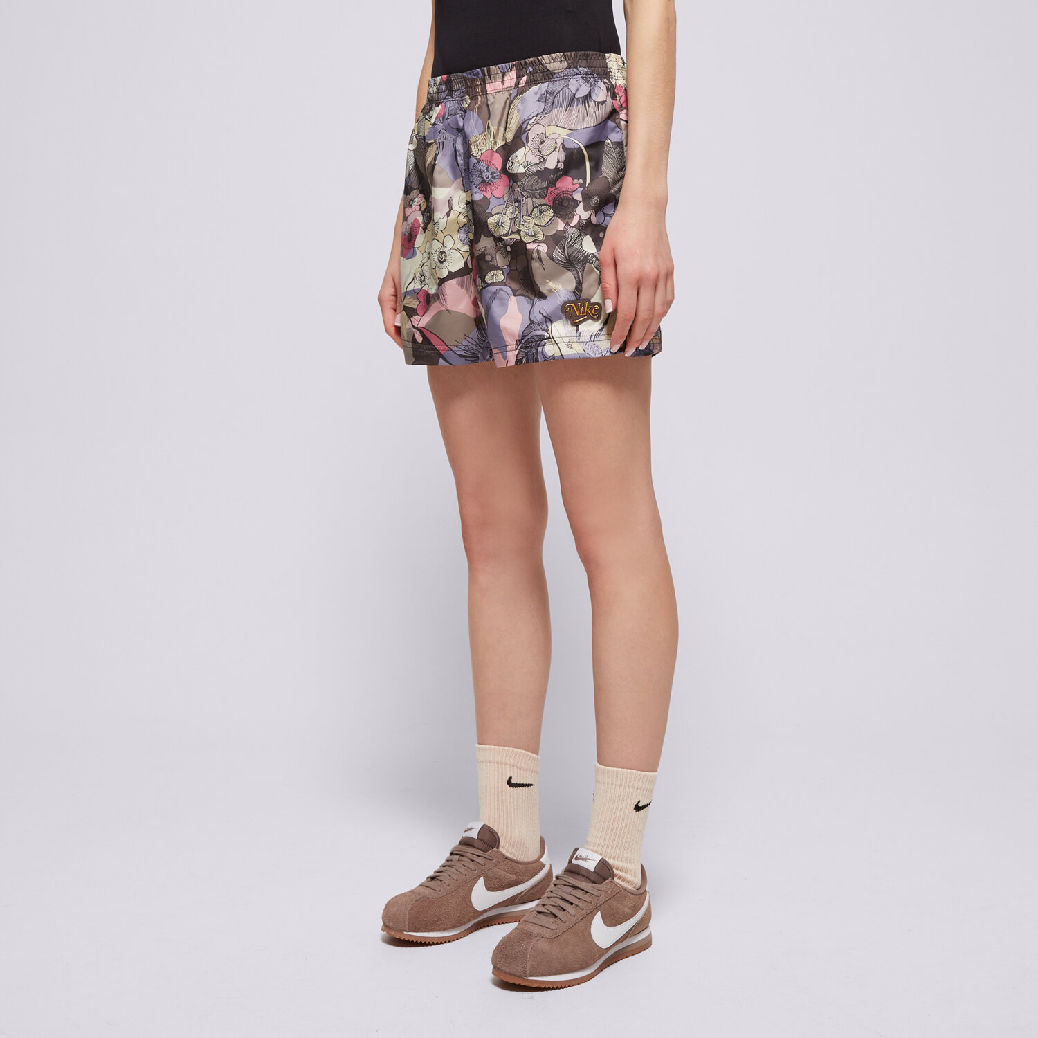 Krótkie spodenki, szorty damskie NIKE SZORTY W NSW FEMME SHORT WVN AOP HR CZ9292-004 MULTICOLOR