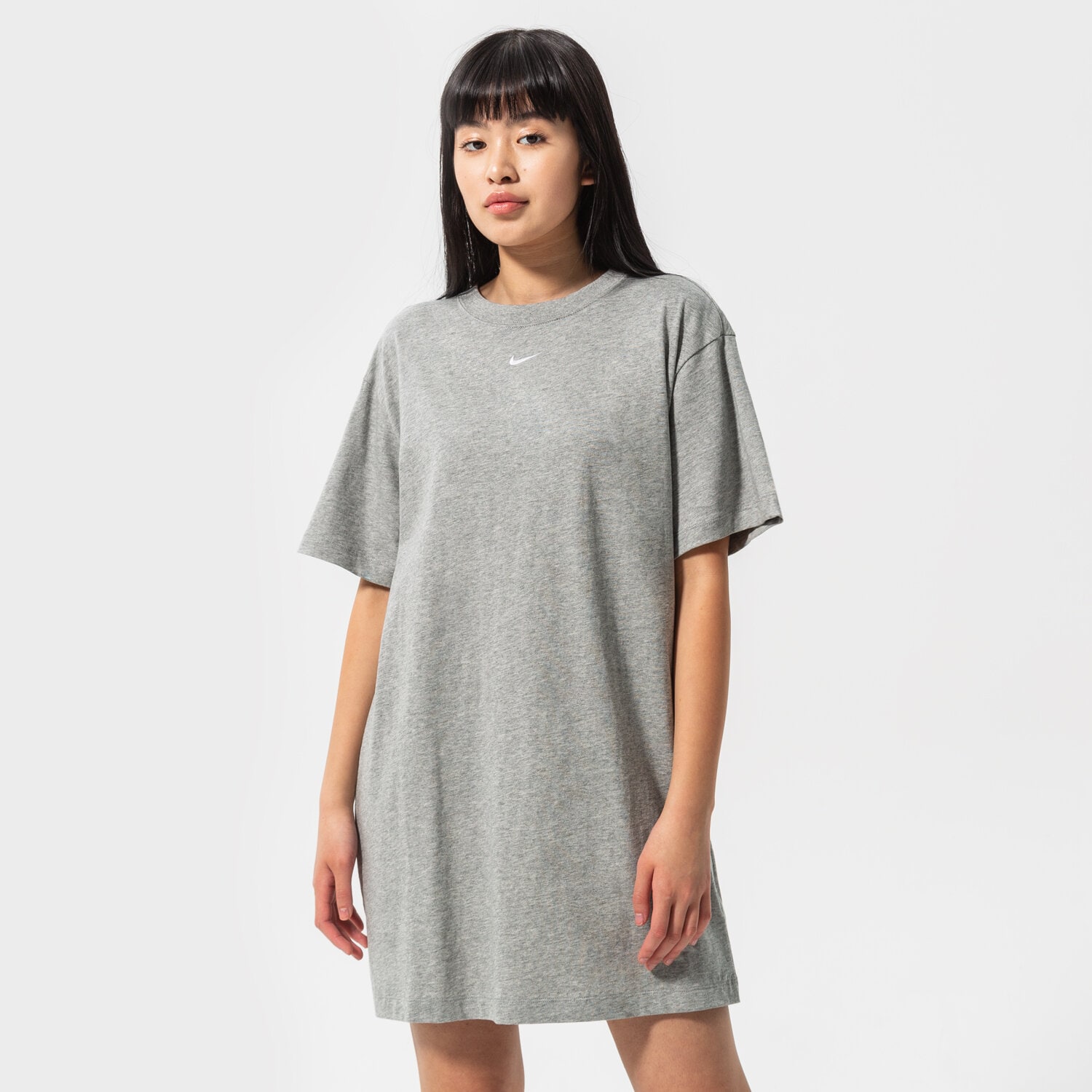 Modna sukienka sportowa NIKE SUKIENKA SPORTSWEAR ESSENTIAL CJ2242-063 SZARY