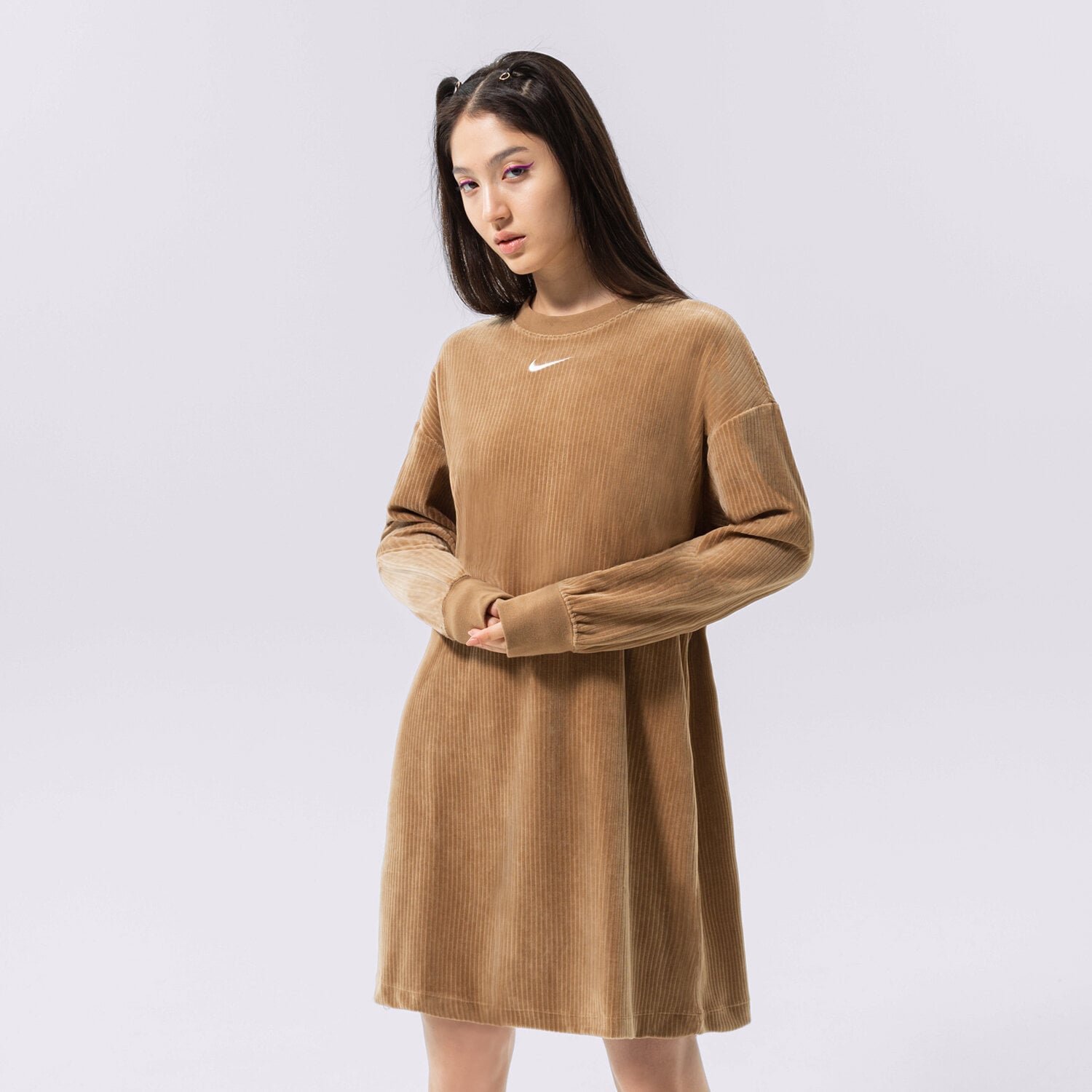 Modna sukienka sportowa NIKE SUKIENKA W NSW VLR LS CRW DRESS DQ6106-258 BRĄZOWY