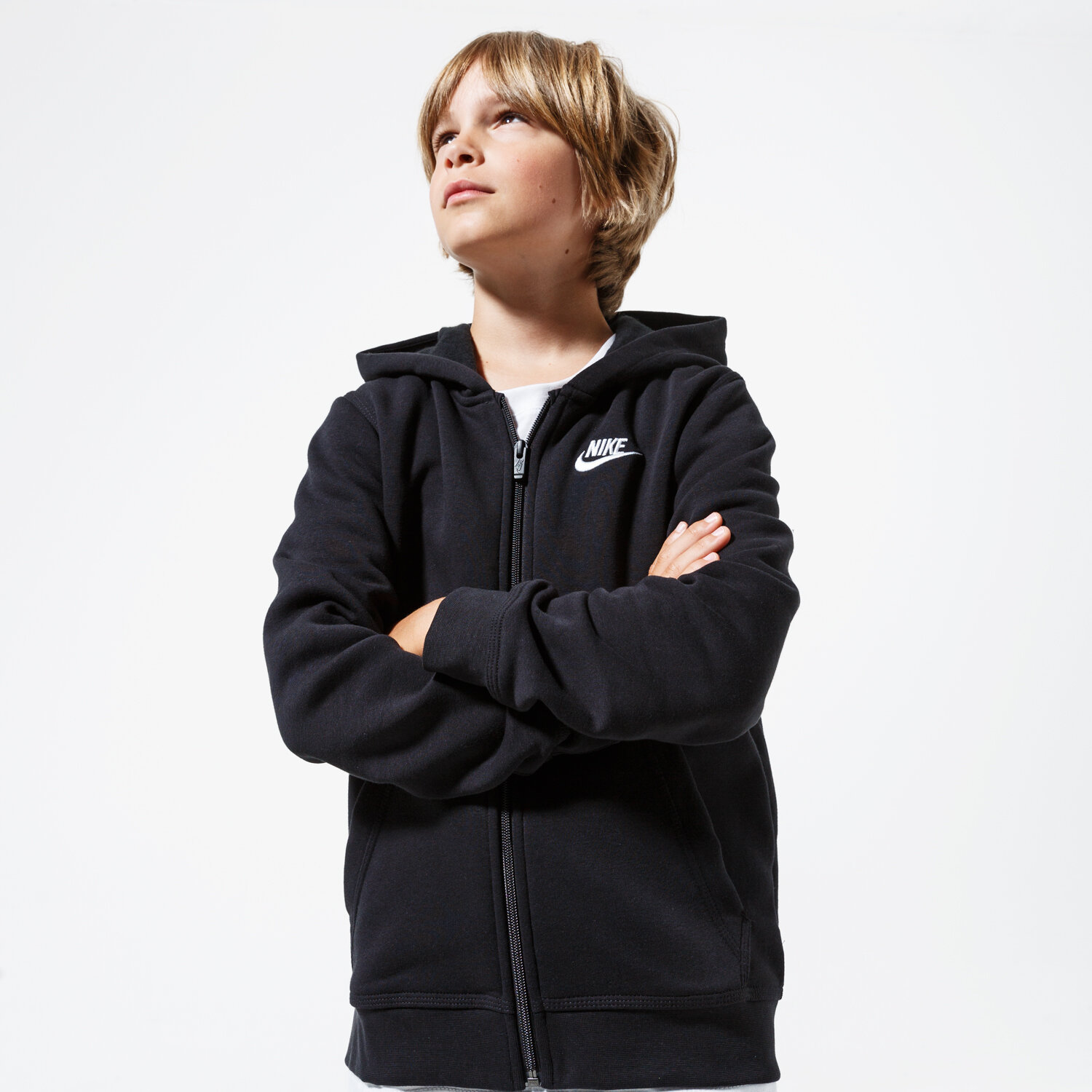 Sportowa bluza dziecięca NIKE BLUZA ROZPINANA Z KAPTUREM SPORTSWEAR CLUB BOY BV3699-010 CZARNY