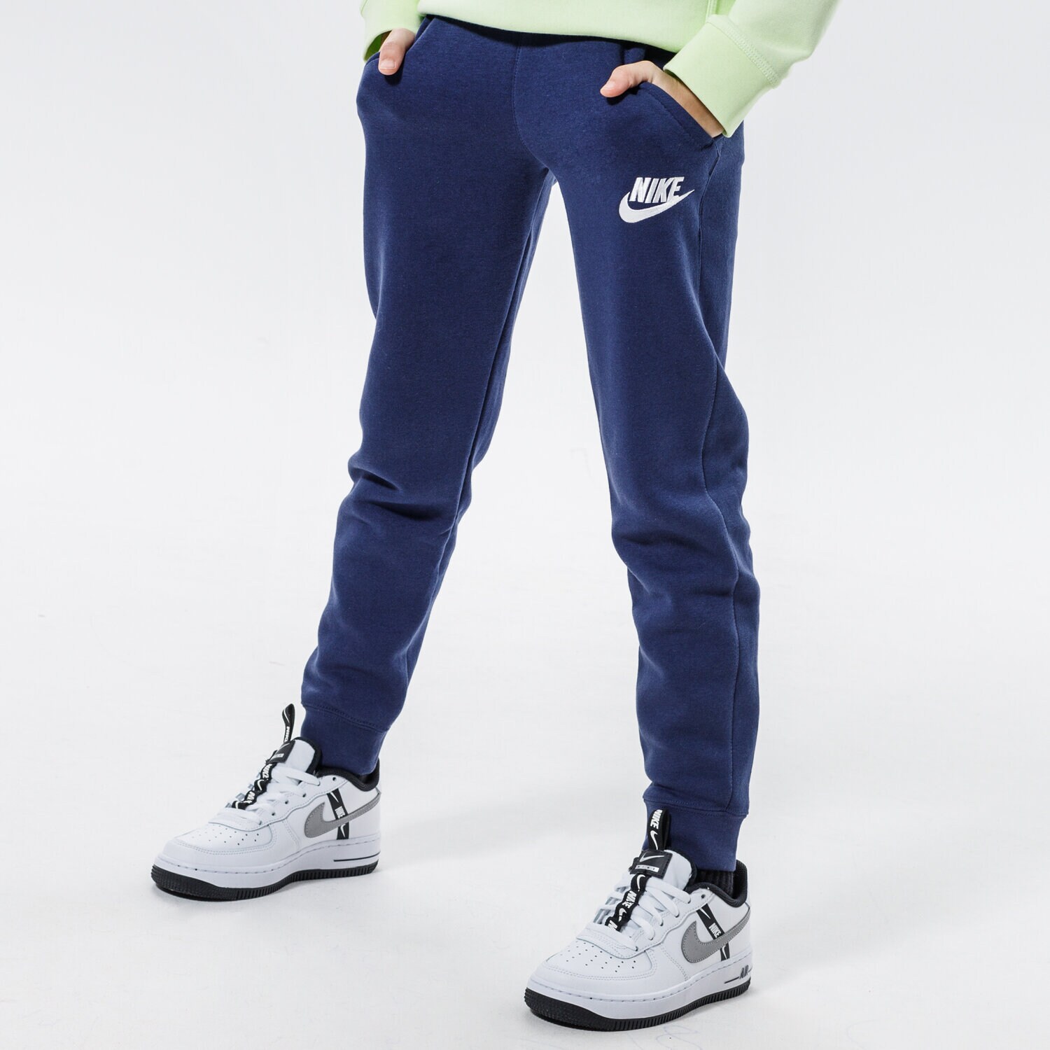 Sportowe spodnie dziecięce NIKE SPODNIE SPORTSWEAR CLUB FLEECE BOY CI2911-410 GRANATOWY