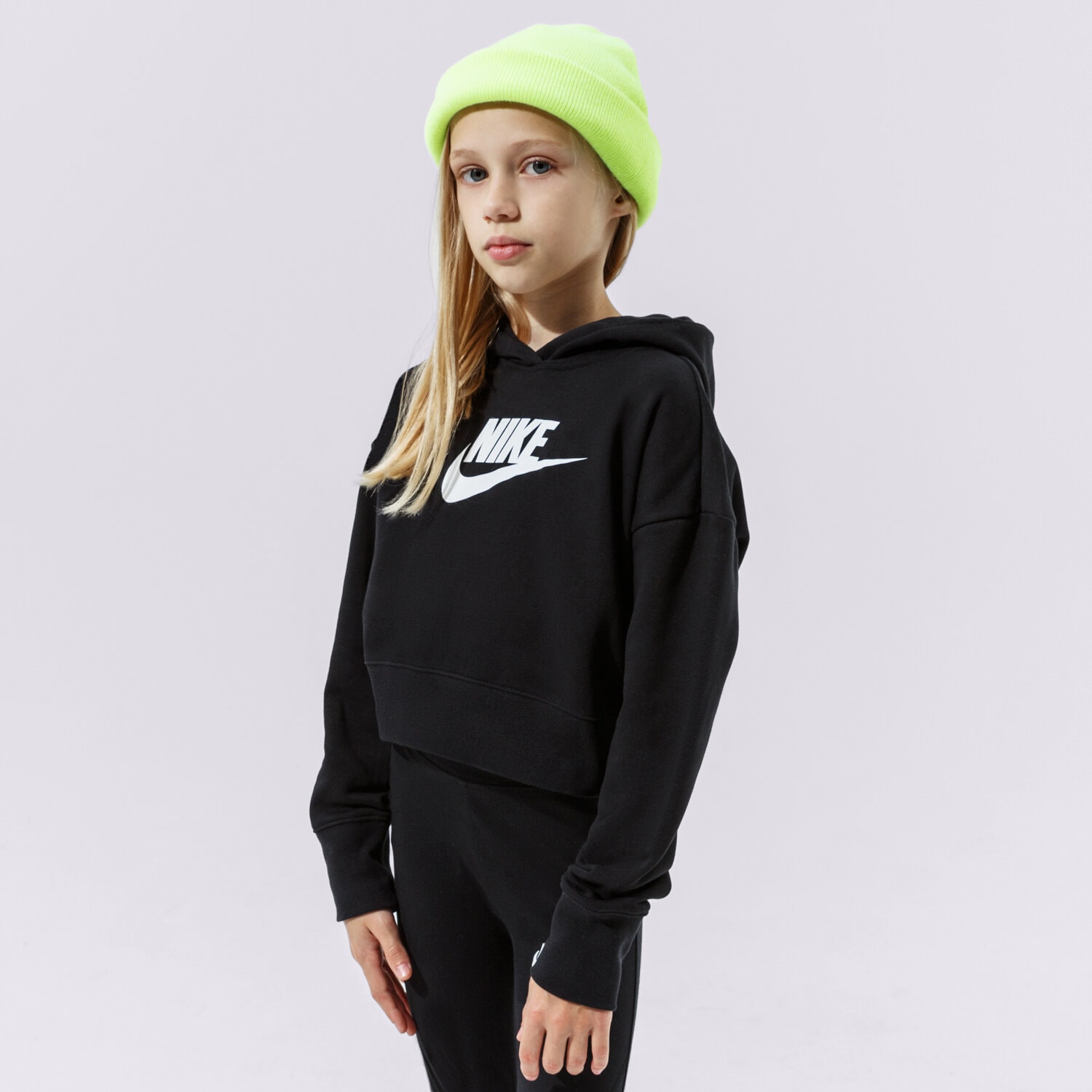 Sportowa bluza dziecięca NIKE BLUZA Z KAPTUREM SPORTSWEAR CLUB GIRL DC7210-010 CZARNY