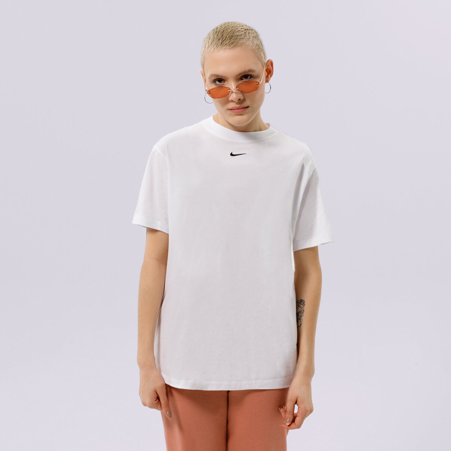 NIKE T SHIRT SPORTSWEAR ESSENTIAL OVERSIZED DN5697 100 BIA Y Damskie Koszulki w Sizeer