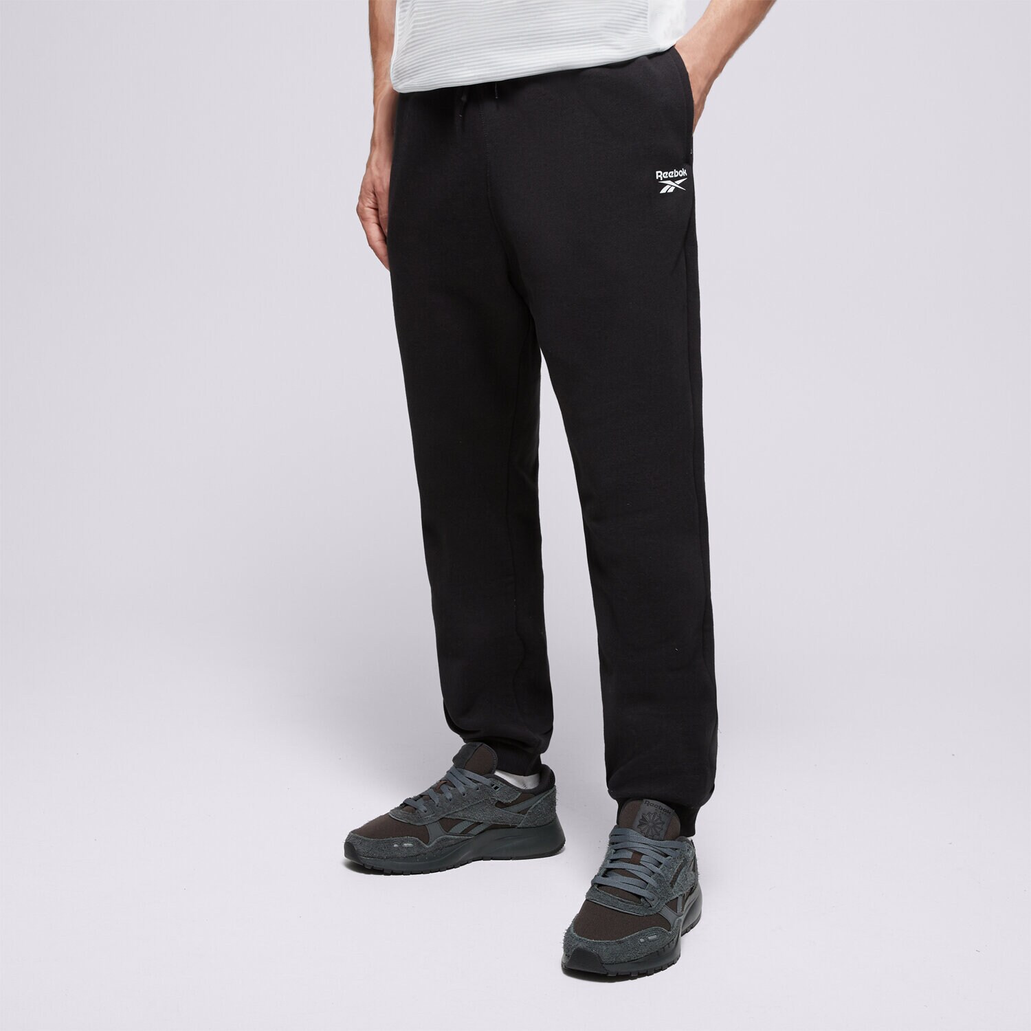 Spodnie sportowe męskie REEBOK SPODNIE RI LEFT LEG JOGGER 100055296 CZARNY