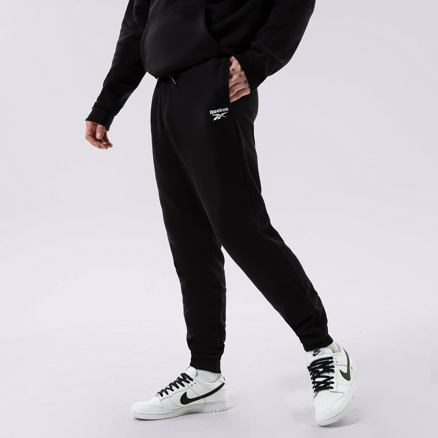 Spodnie sportowe męskie REEBOK SPODNIE RI LEFT LEG JOGGER 100055296 CZARNY