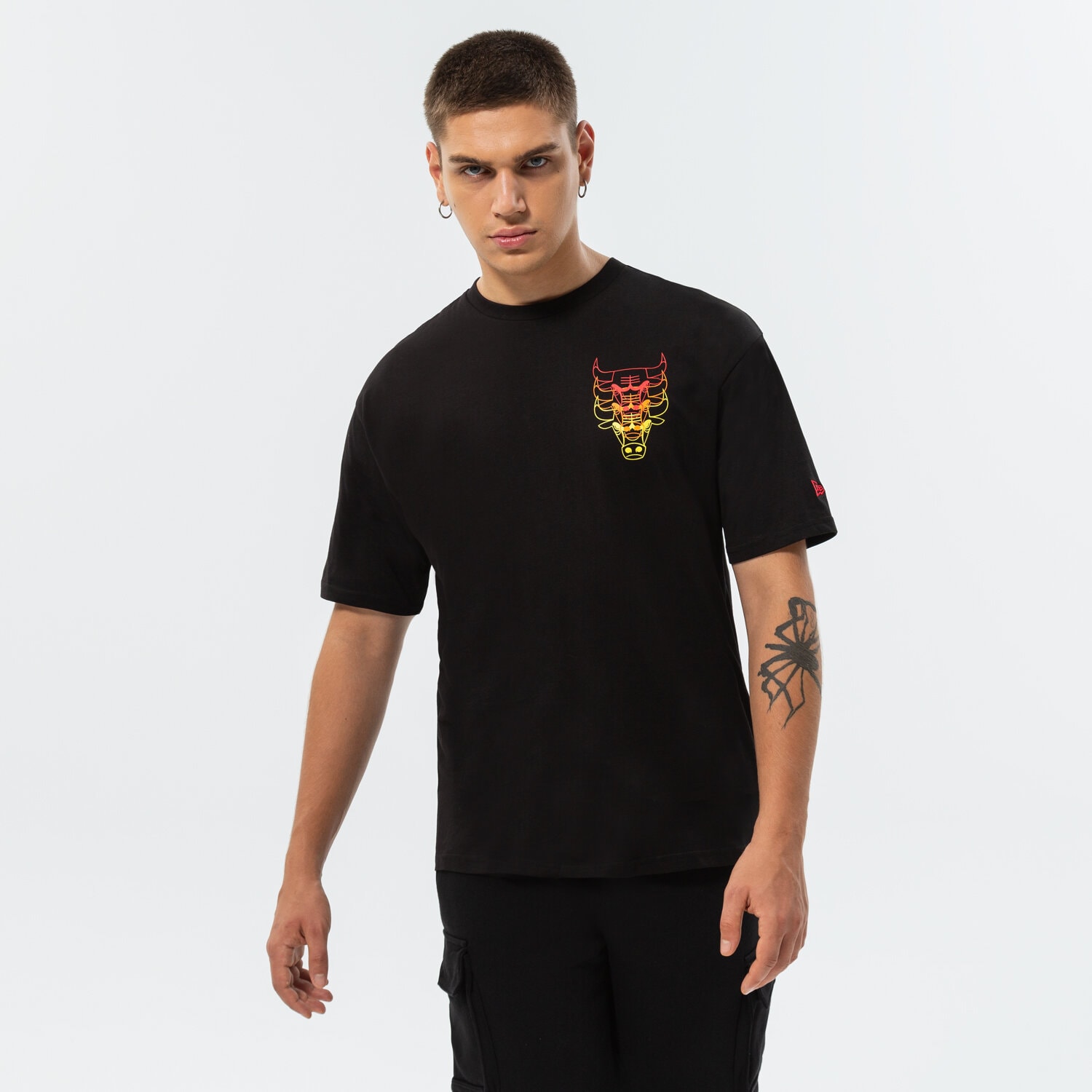 Koszulka, t-shirt sportowy męski NEW ERA T-SHIRT NBA STACKED OVRSZD BULLS 60284694 CZARNY
