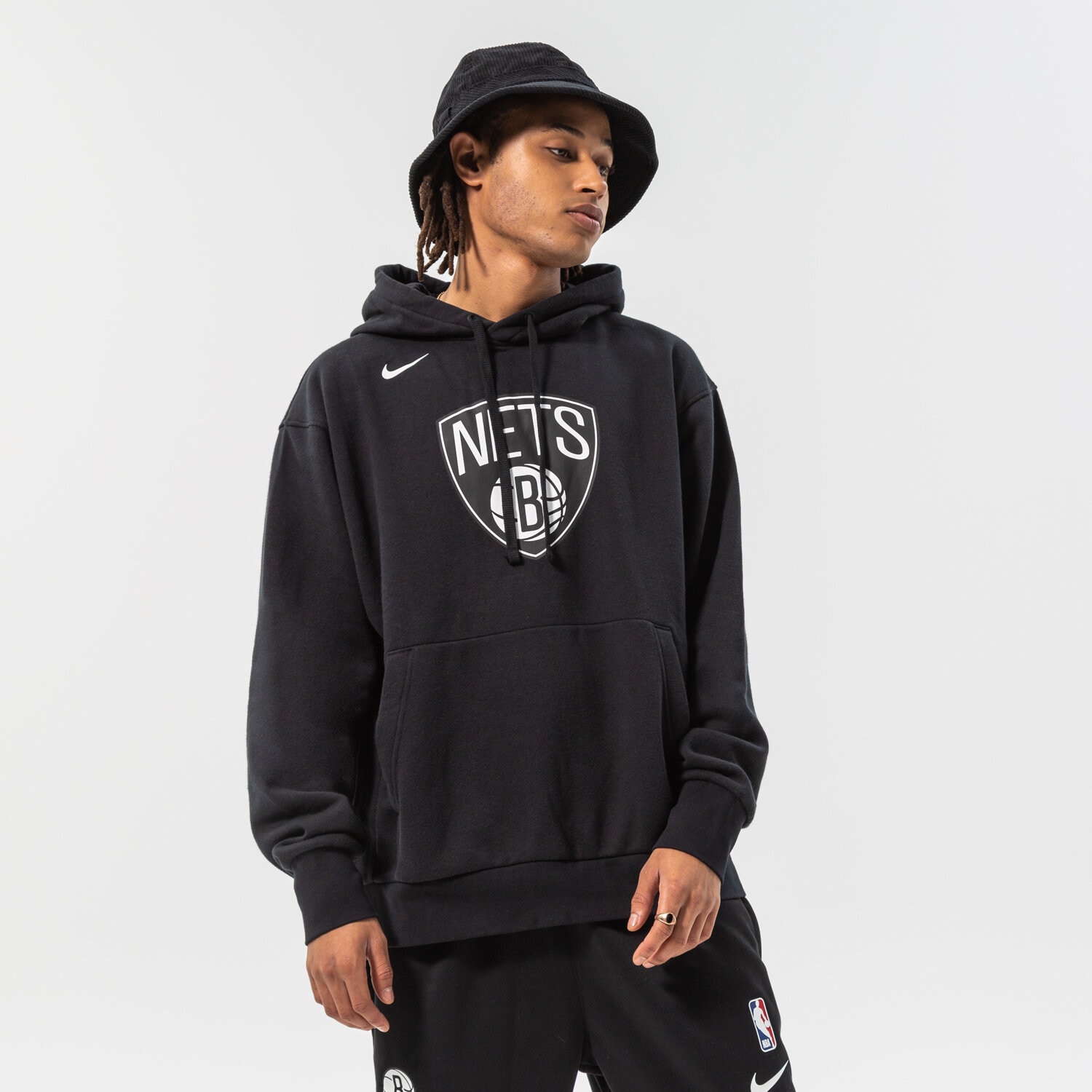 Bluza męska NIKE BLUZA Z KAPTUREM BKN M NK FLC PO ESSNTL NBA DN8622-010 CZARNY