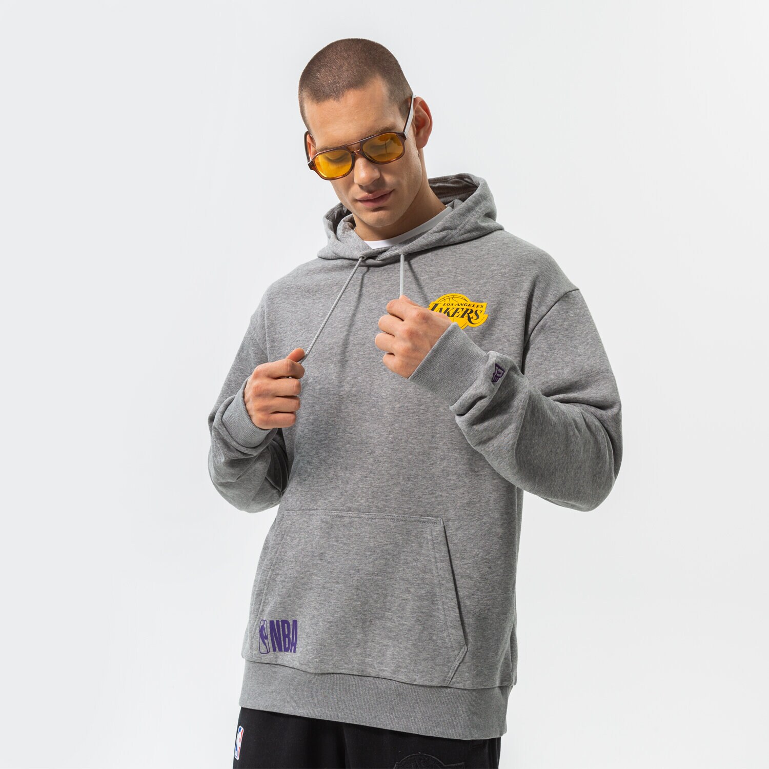 Bluza męska NEW ERA BLUZA Z KAPTUREM HALF LOGO OS LAKERS LOS ANGELES LAK 60284624 SZARY