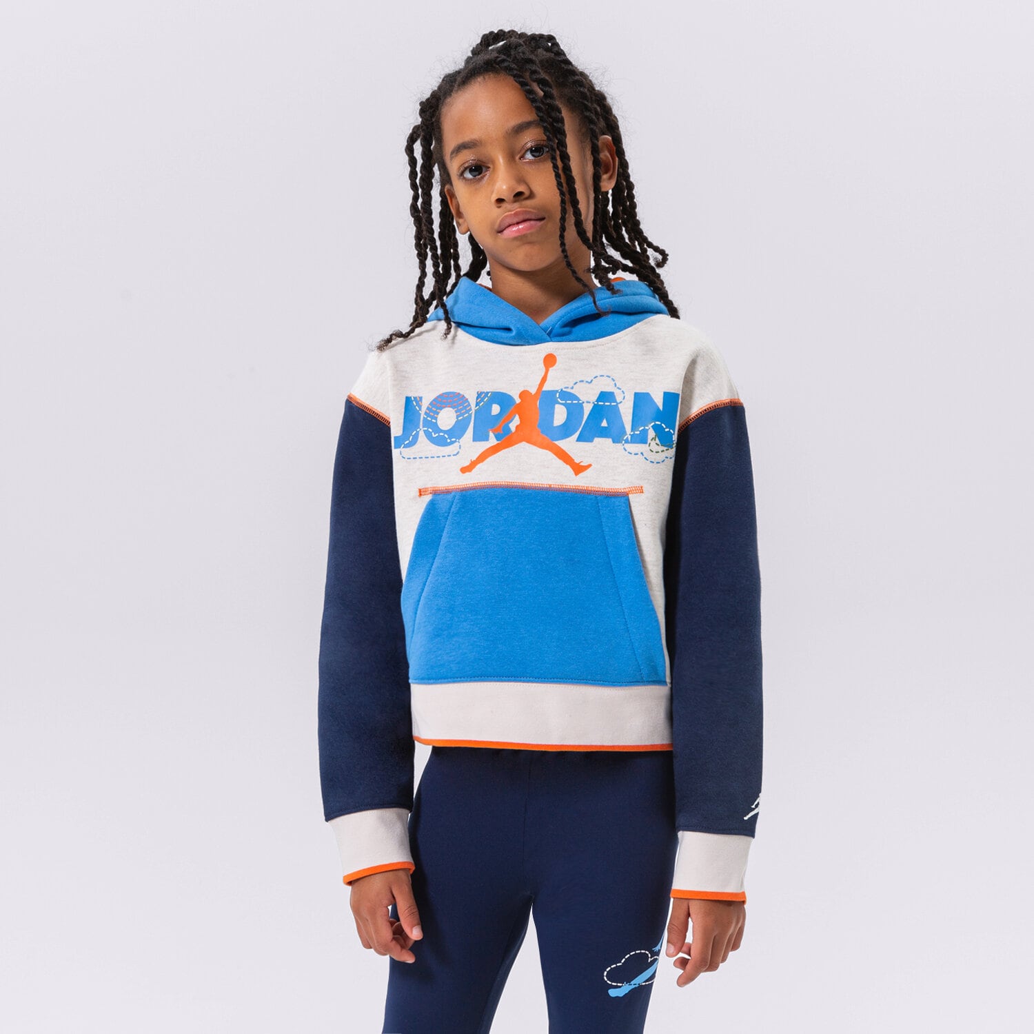 Sportowa bluza dziecięca JORDAN BLUZA Z KAPTUREM BACKYARD ADVENTURE BOXY GIRL 45B757-W67 BIAŁY