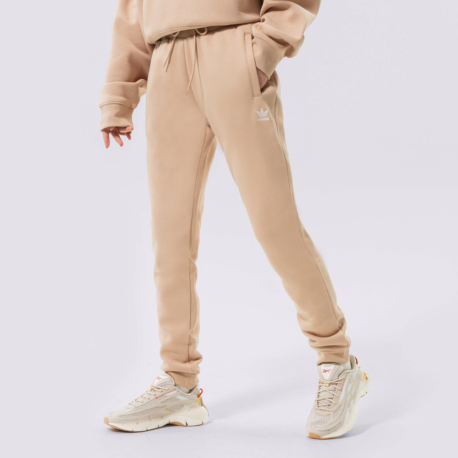 Spodnie sportowe damskie ADIDAS ESSENTIAL SLIM JOGGERS  HJ7850 BEŻOWY
