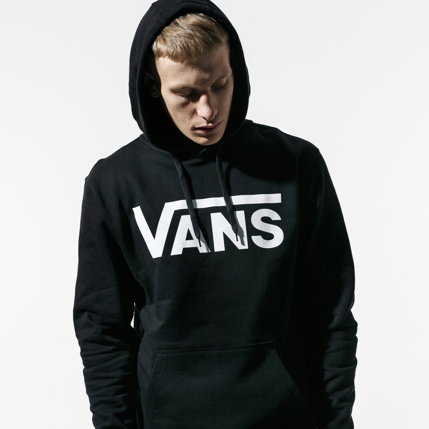 Bluza męska VANS BLUZA Z KAPTUREM VANS CLASSIC PO HOODIE II BLACK/WHITE VN0A456BY281 CZARNY