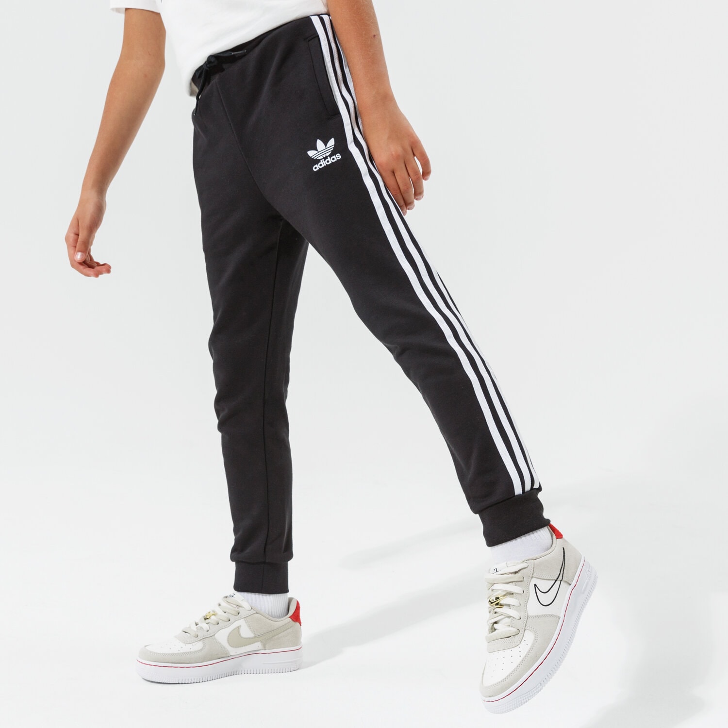 Sportowe spodnie dziecięce ADIDAS SPODNIE TREFOIL PANTS U DV2872 CZARNY