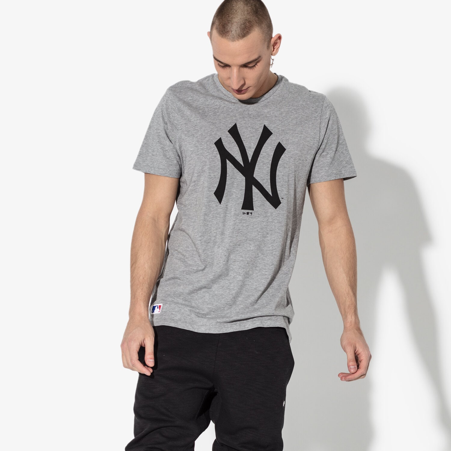 Koszulka, t-shirt sportowy męski NEW ERA T-SHIRT SS MLB NYY GREY NEW YORK YANKEES LGH 11863696 SZARY
