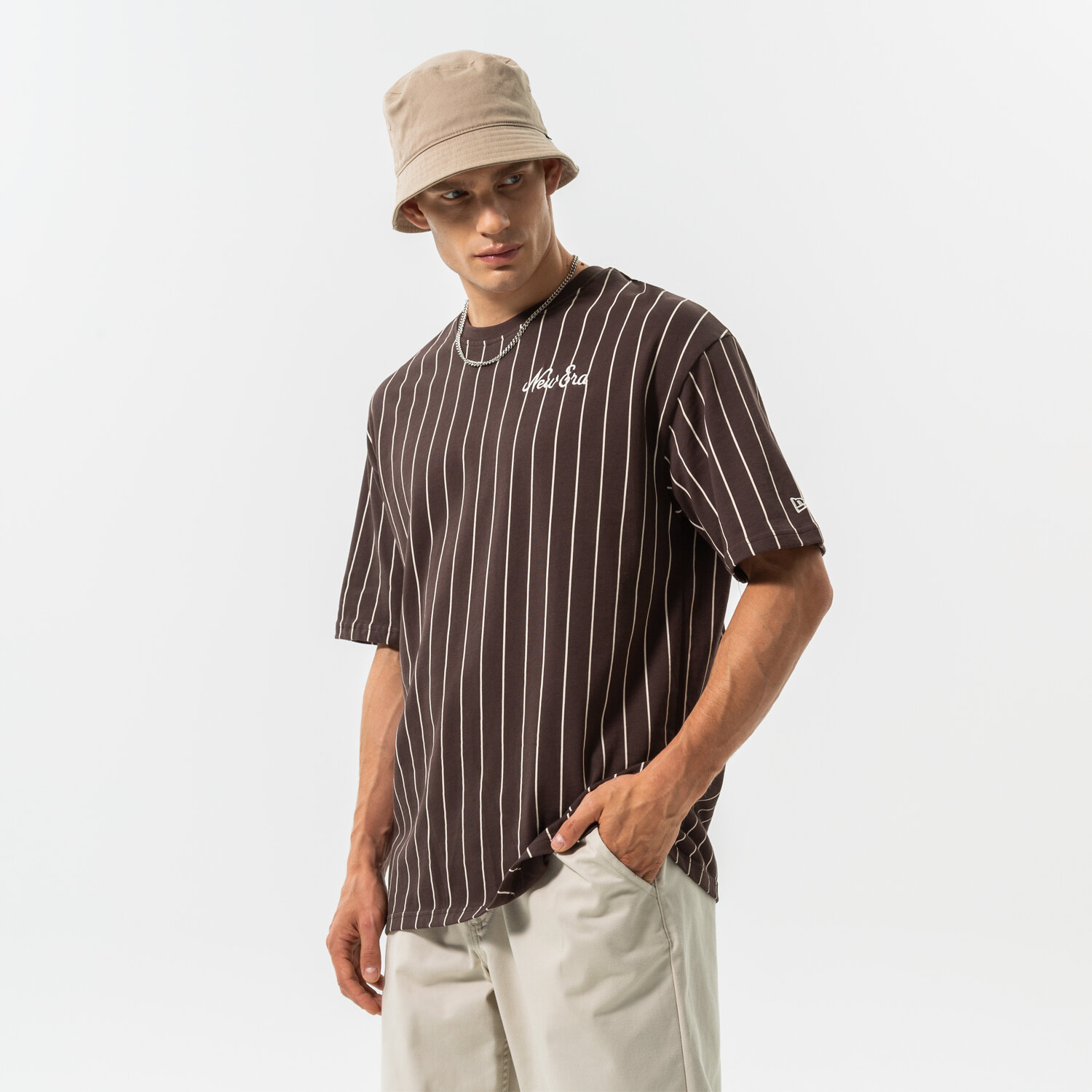 Koszulka, t-shirt sportowy męski NEW ERA T-SHIRT OS PINSTRIPE BRWN NEW ERA BRSOFW 60284644 BRĄZOWY