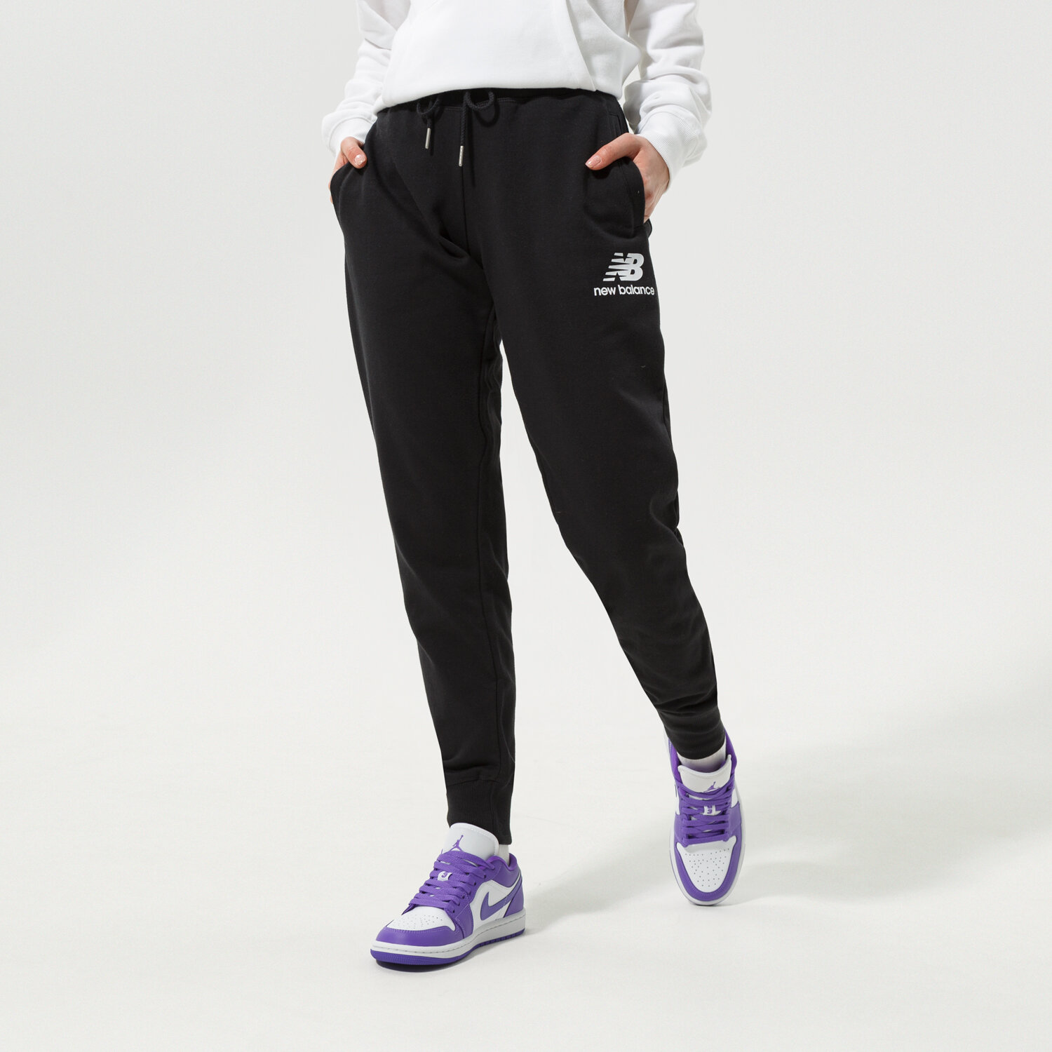 Spodnie sportowe damskie NEW BALANCE SPODNIE NB ESSENTIALS FRENCH TERRY SWEATPANT WP03530BK CZARNY
