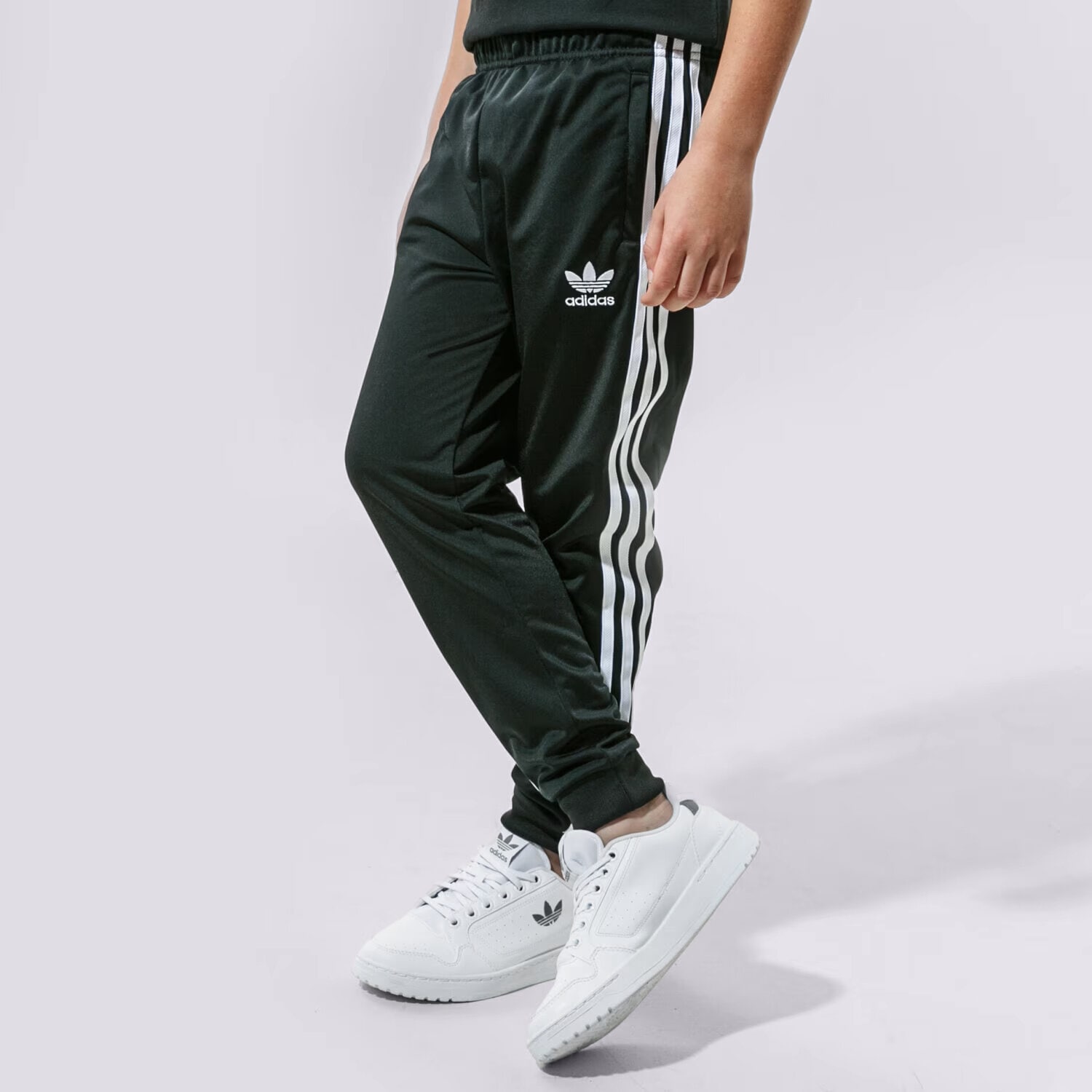 Sportowe spodnie dziecięce ADIDAS SPODNIE SST TRACK PANTS B GN8453 CZARNY