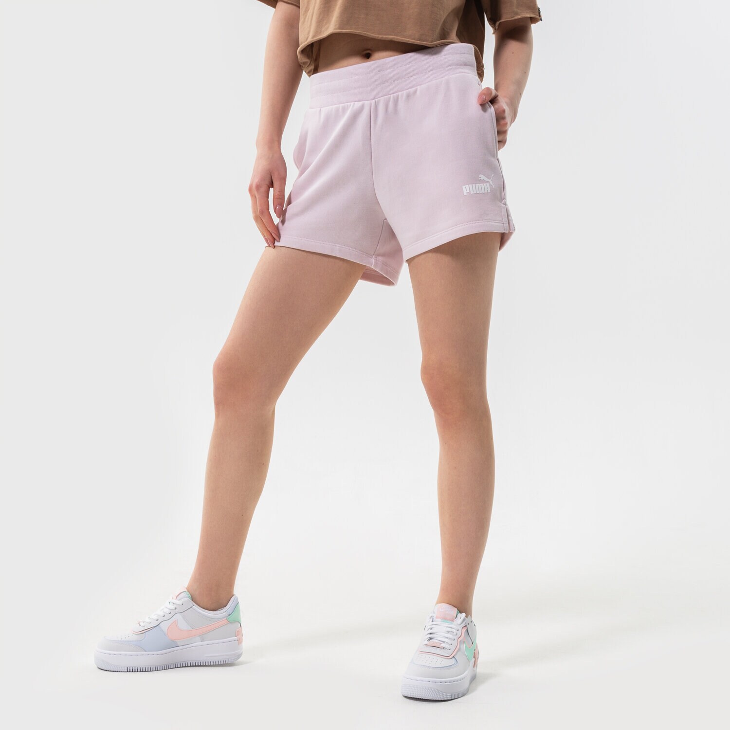 Krótkie spodenki, szorty damskie PUMA SZORTY ESS 4" SWEAT TR (S) 586825 17 FIOLETOWY