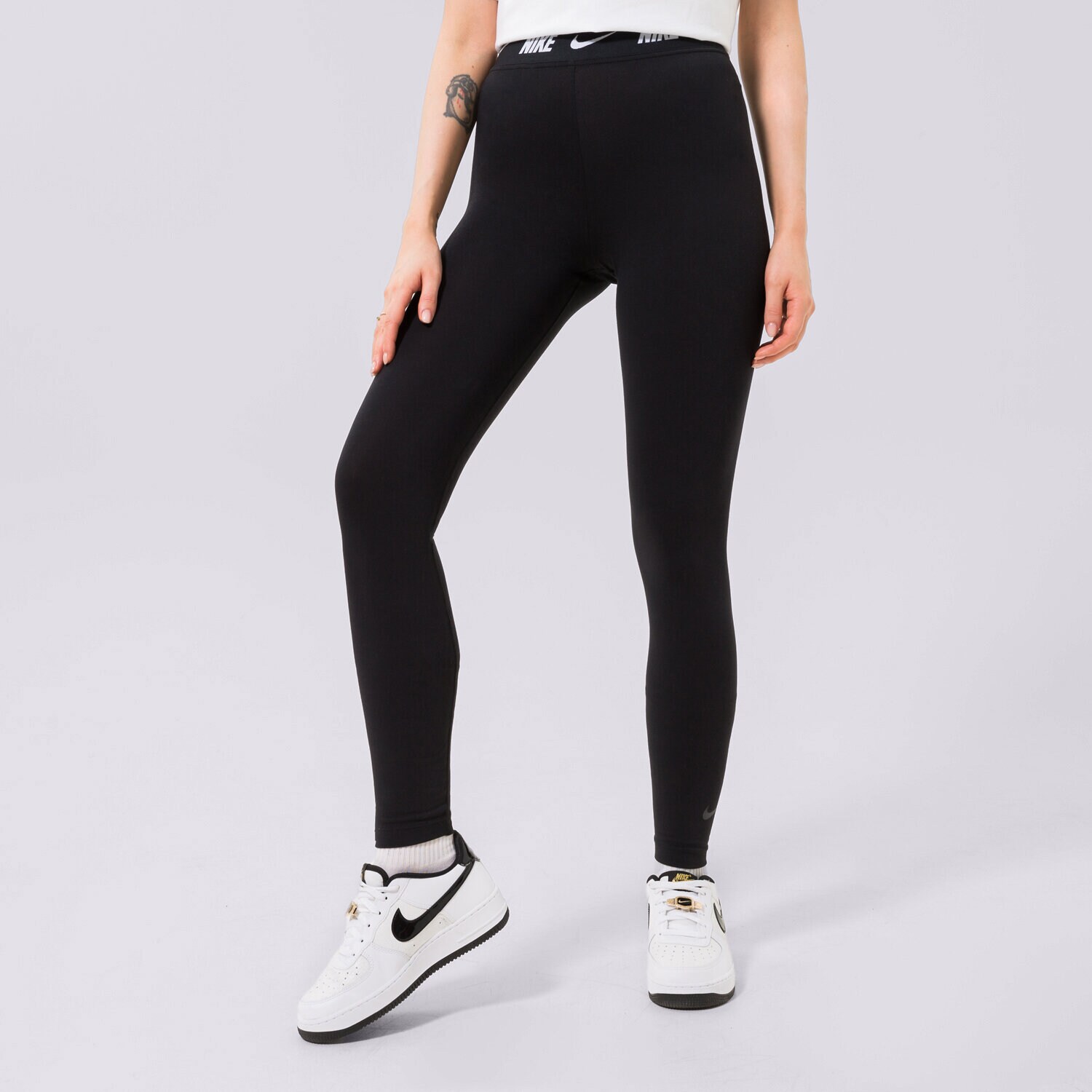 Spodnie sportowe damskie NIKE LEGGINGS HIGH WAISTED LOGO DM4651-010 CZARNY