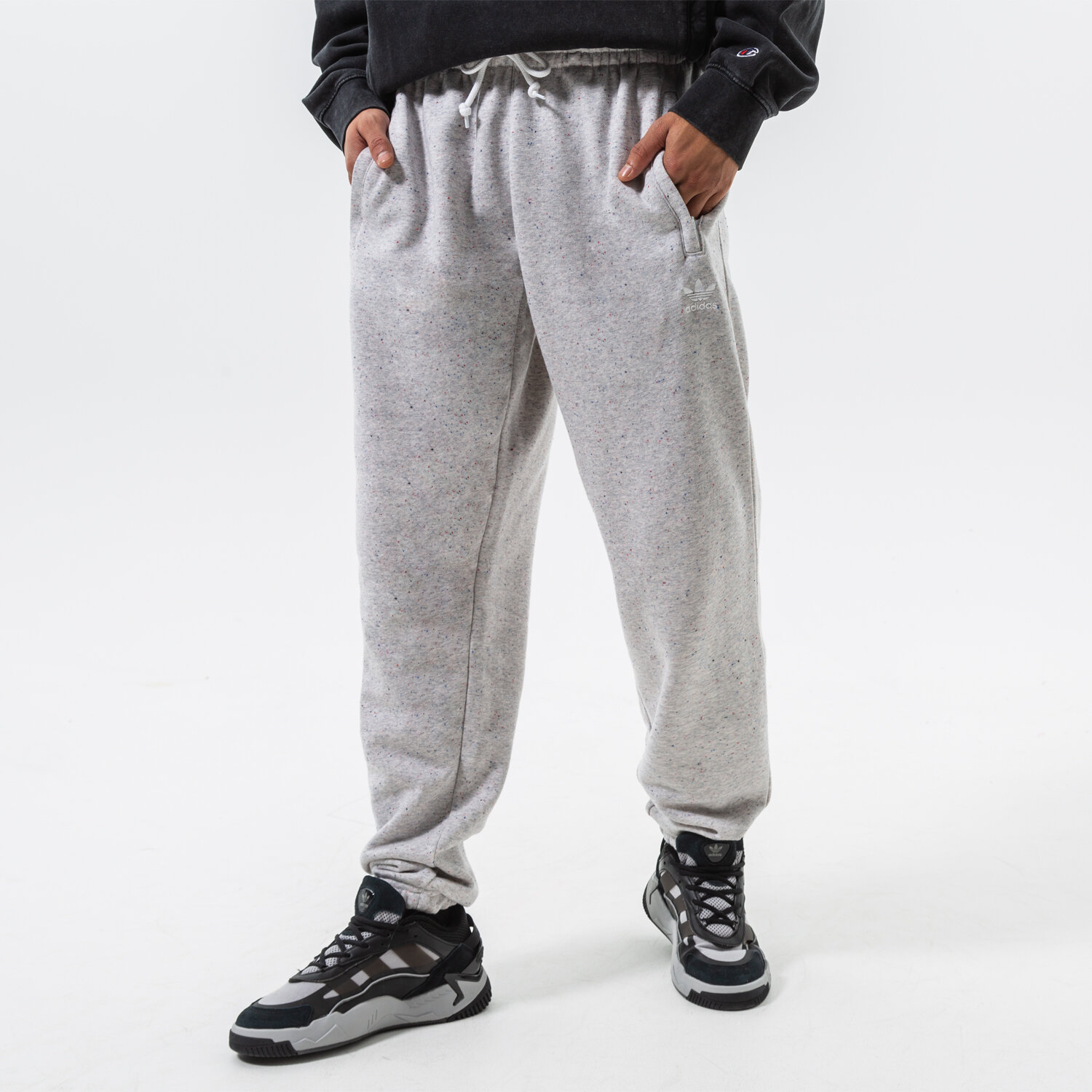 Spodnie sportowe męskie ADIDAS SPODNIE ESS+ SUST PANTS HK7537 SZARY
