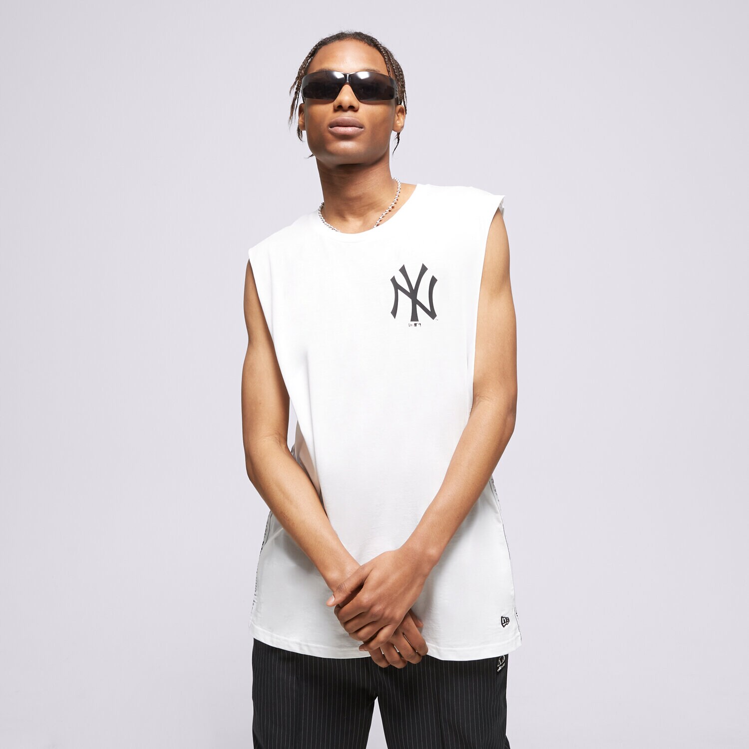 Koszulka, t-shirt sportowy męski NEW ERA TANK MLB LOGO TAPING SLESS NYY WHT NEW YORK YANKEES  13083945 BIAŁY