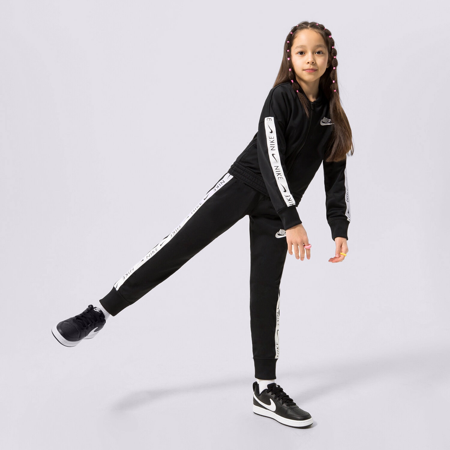 Sportowe spodnie dziecięce NIKE KOMPLET SPORTSWEAR CU8374-010 CZARNY