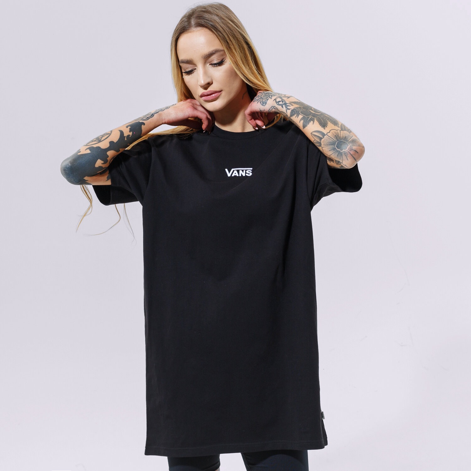 Modna sukienka sportowa VANS SUKIENKA WM CENTER VEE TEE DRESS BLACK VN0A4RU2BLK1 CZARNY