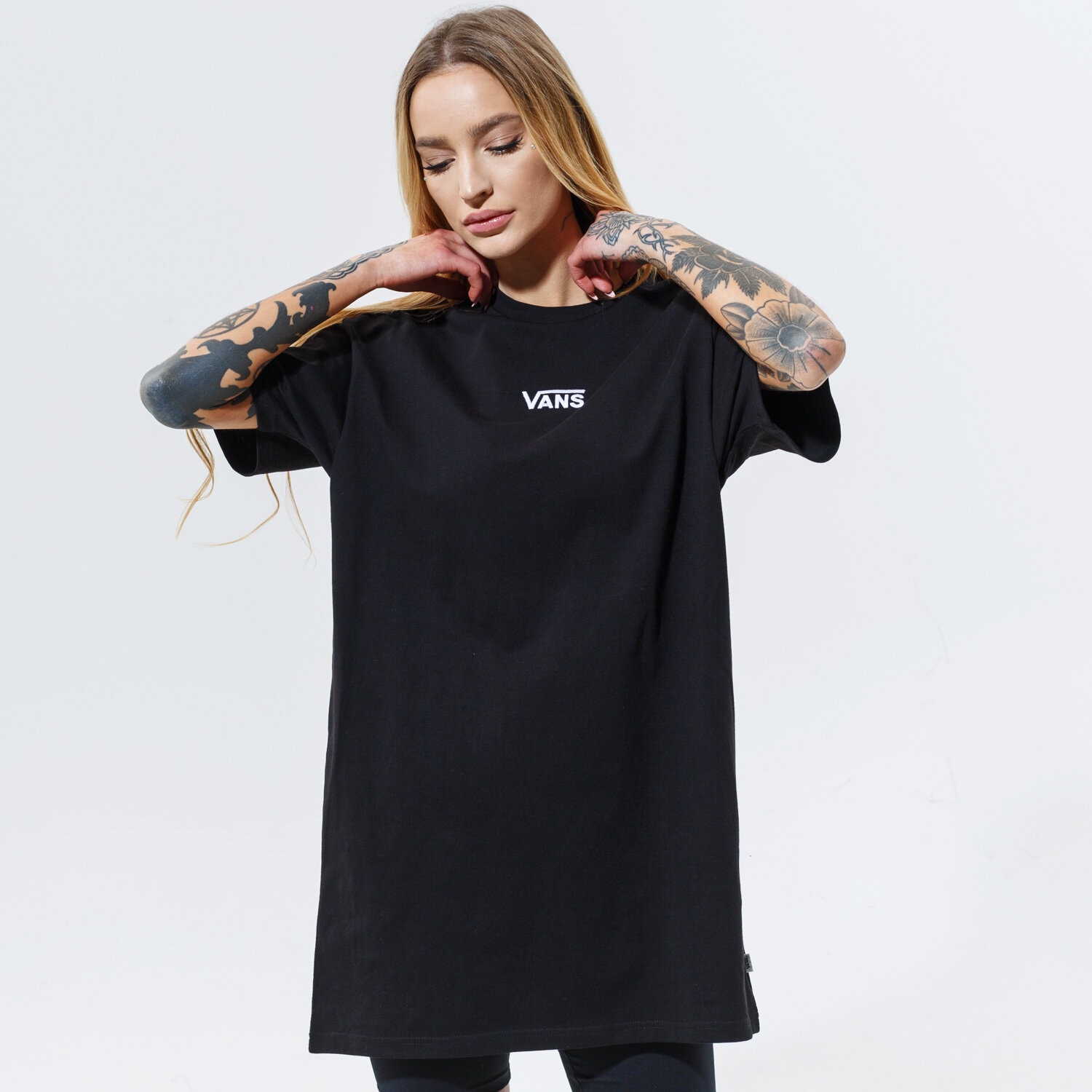 Modna sukienka sportowa VANS SUKIENKA WM CENTER VEE TEE DRESS BLACK