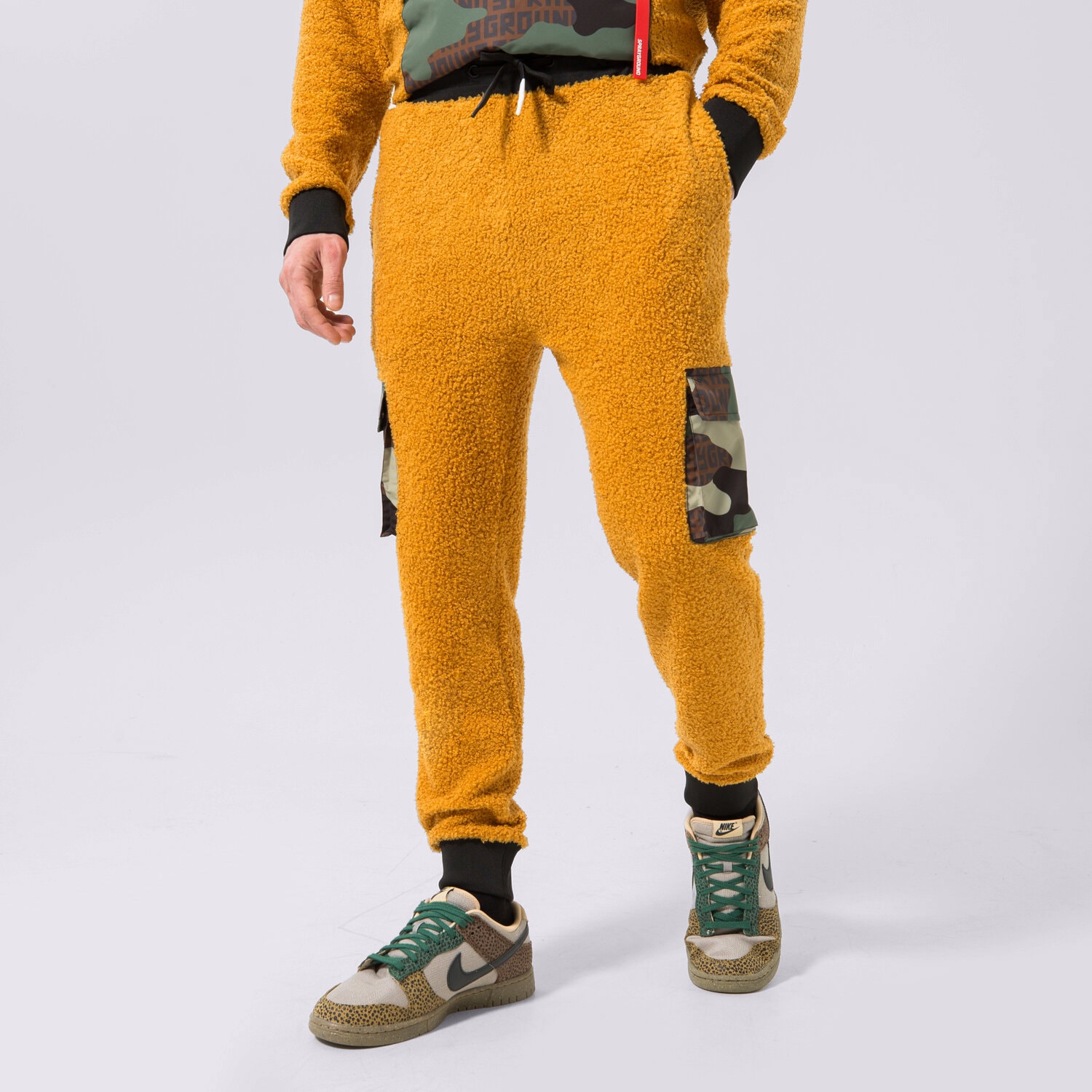 Spodnie sportowe męskie SPRAYGROUND SPODNIE TEDDY POCKET PANTS SAND SP267SAND MULTICOLOR