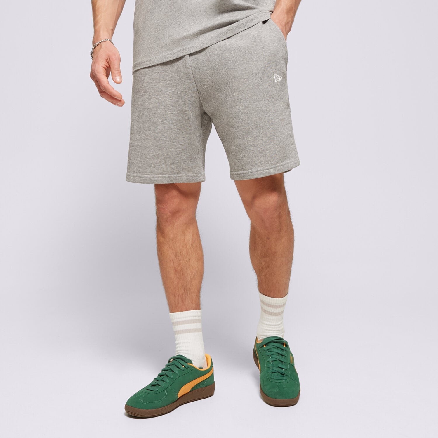 Krótkie spodenki, szorty męskie NEW ERA SZORTY ESSENTIAL SHORT 12836799SMU SZARY