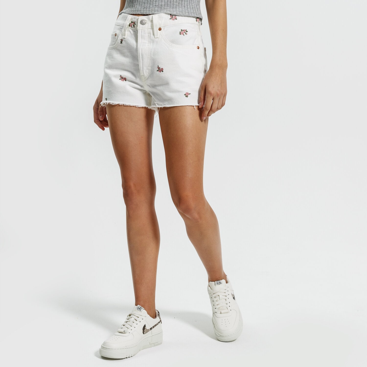 Krótkie spodenki, szorty damskie LEVI'S SZORTY 501 ORIGINAL SHORT 56327-0224 BIAŁY