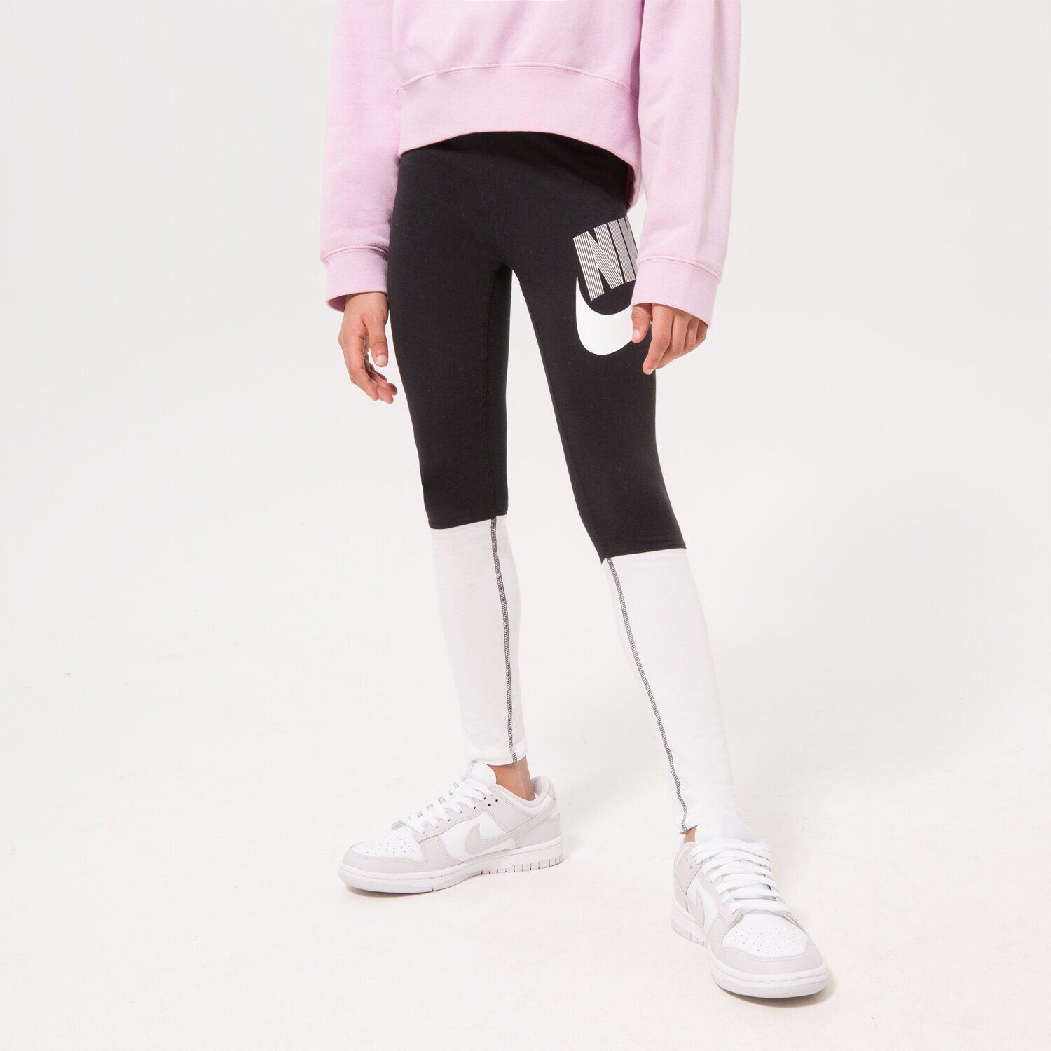 Sportowe spodnie dziecięce NIKE LEGGINGS G NSW FAVORITES GX HW LEGGING GIRL DV0350-010 CZARNY