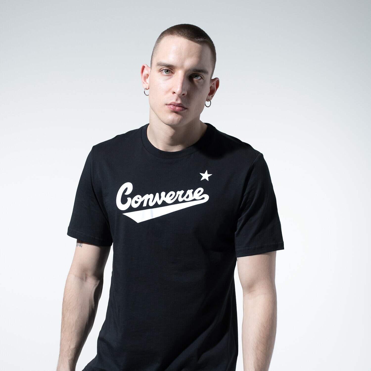 Koszulka, t-shirt sportowy męski CONVERSE T-SHIRT CENTER FRONT LOGO TEE 10018235-A01 CZARNY