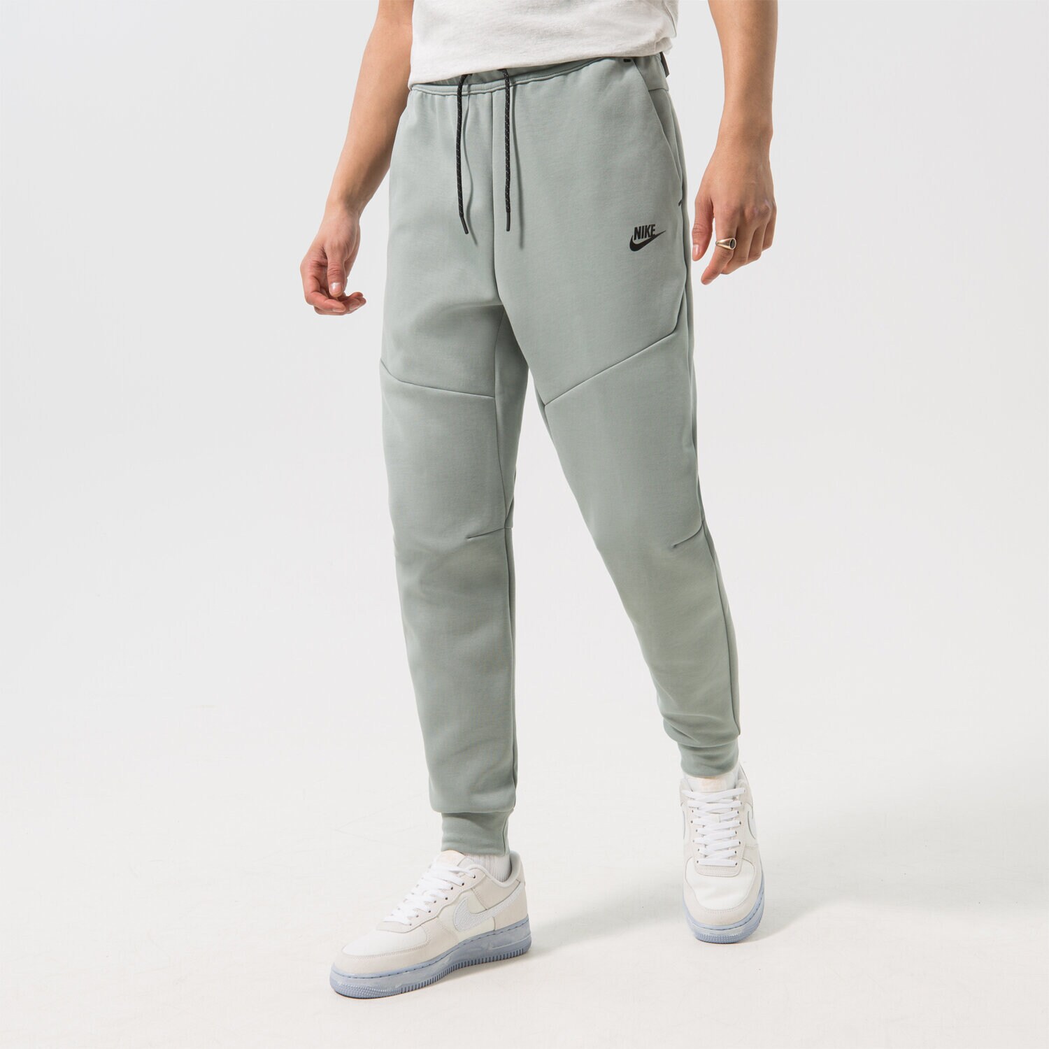 Spodnie sportowe męskie NIKE SPODNIE SPORTSWEAR TECH FLEECE CU4495-330 SZARY
