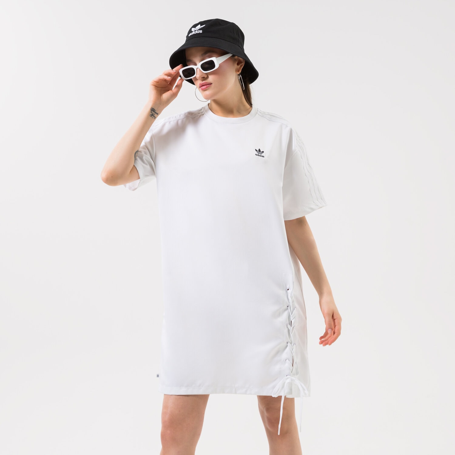 Modna sukienka sportowa ADIDAS SUKIENKA TEE HK5080 BIAŁY