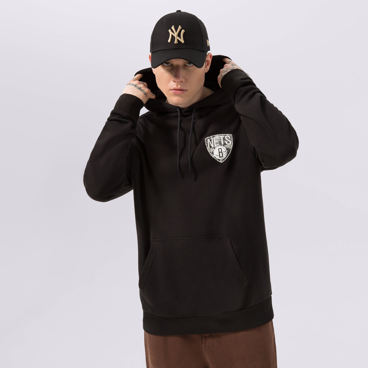 Bluza męska NEW ERA BLUZA Z KAPTUREM INFILL TEAM LOGO NETS BROOKLYN NETS 60332148 CZARNY