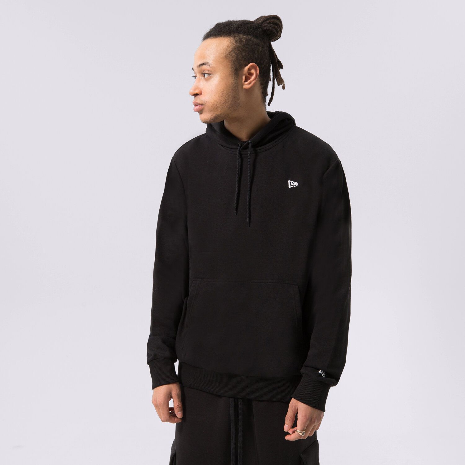 Bluza męska NEW ERA BLUZA Z KAPTUREM NE ESS FLAG HOODY BLK NEW ERA BLK 12511144 CZARNY