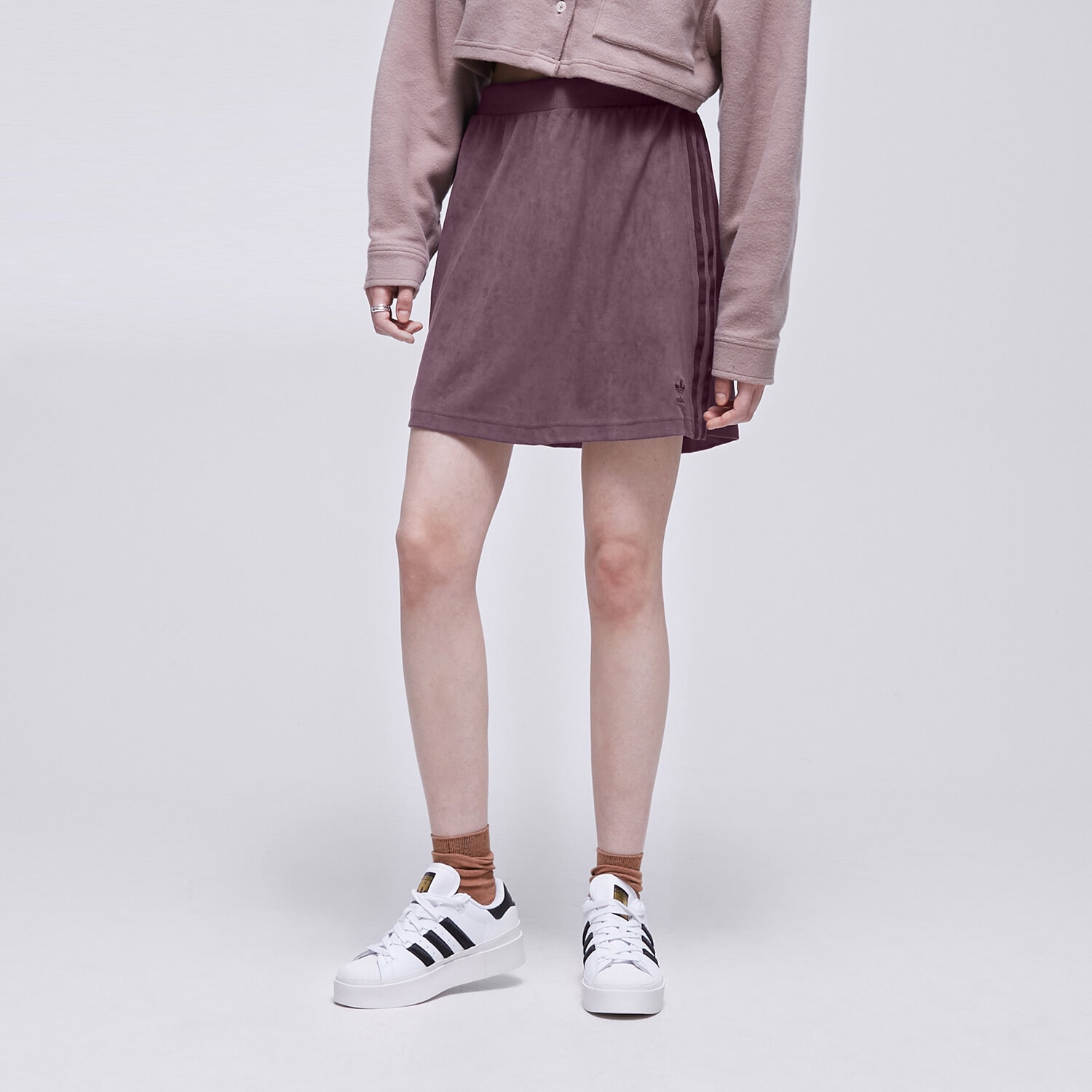 Modna sukienka sportowa ADIDAS SPÓDNICZKA SUEDE SKIRT HM1687 BRĄZOWY