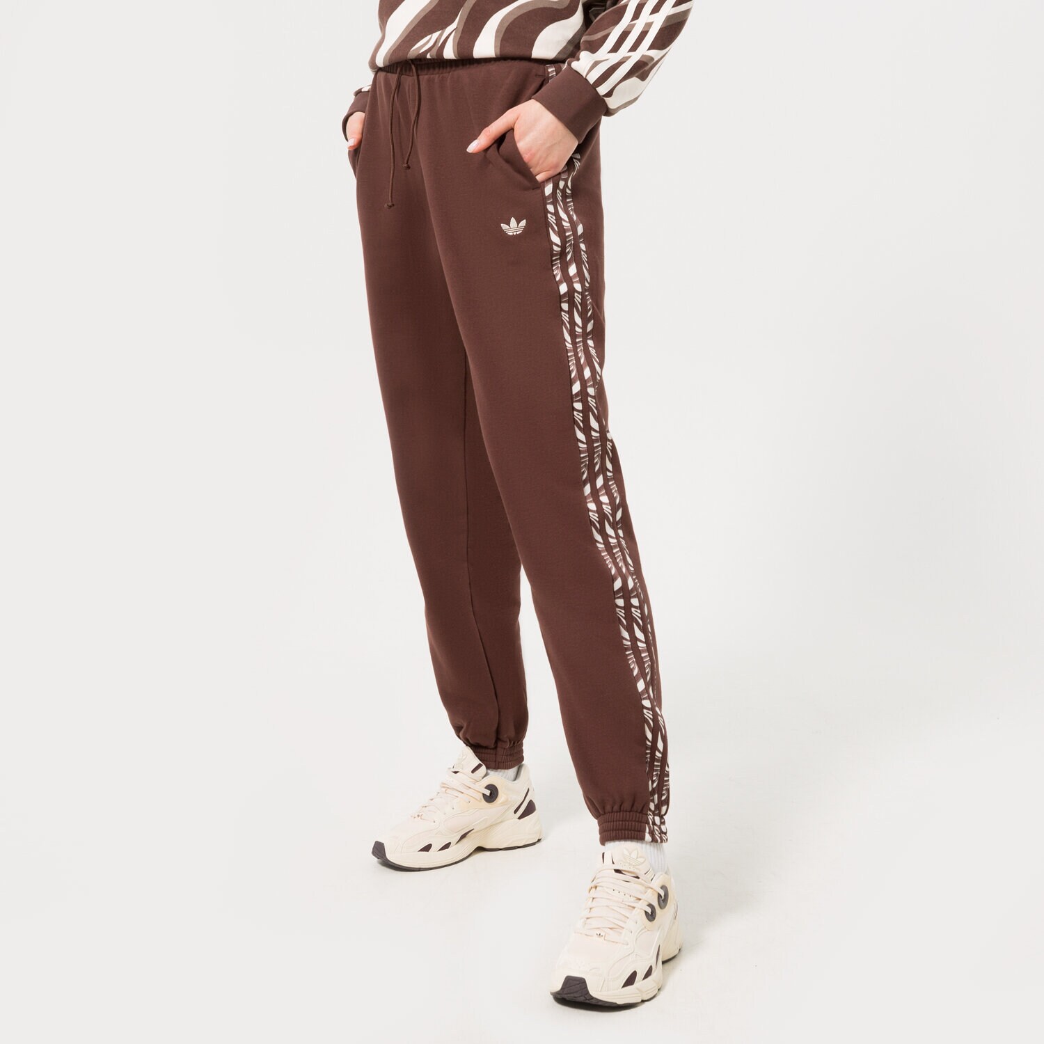 Spodnie sportowe damskie ADIDAS SPODNIE JOGGER PANT IJ8182 BRĄZOWY