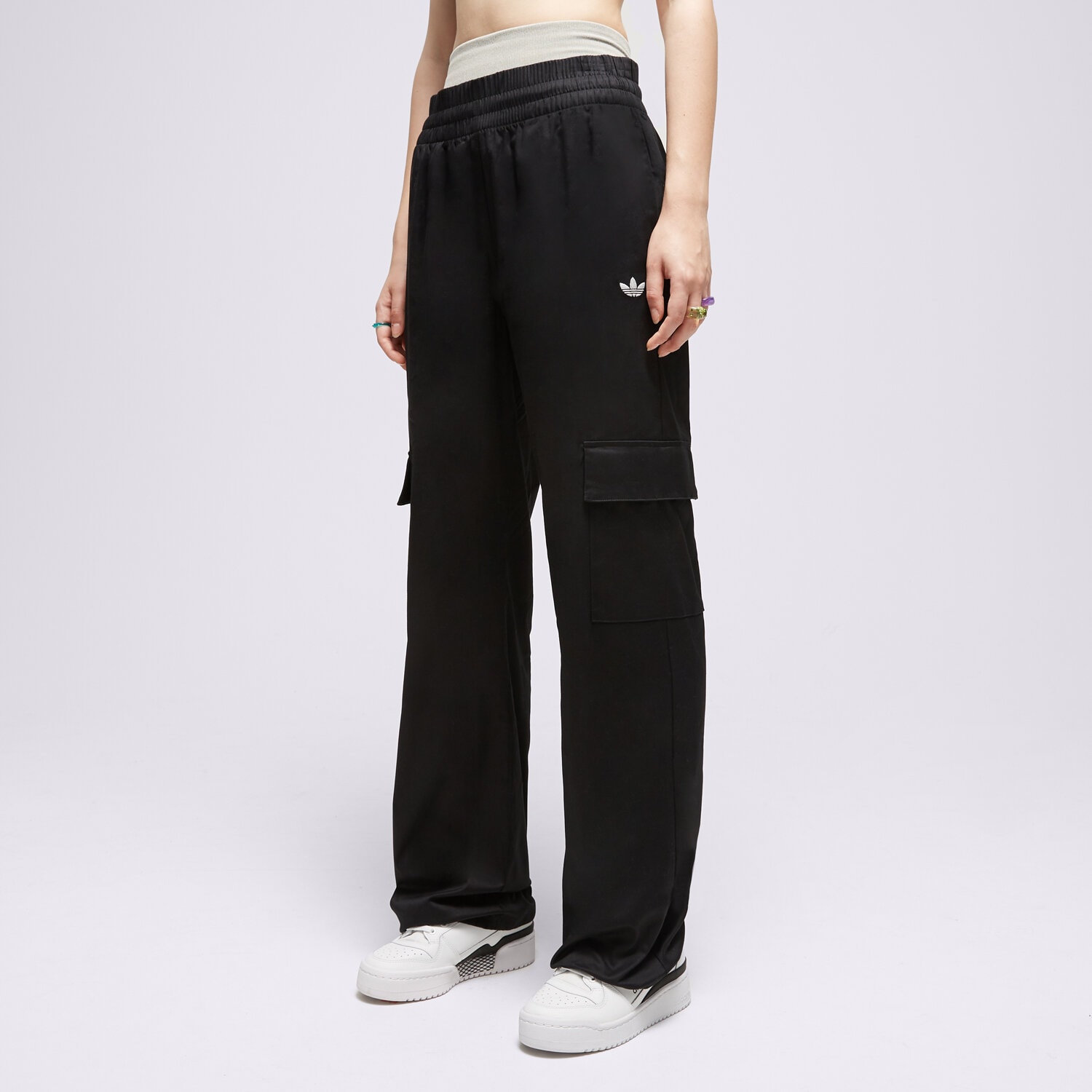 Spodnie sportowe damskie ADIDAS SPODNIE WIDE CARGO PANT IJ8183 CZARNY