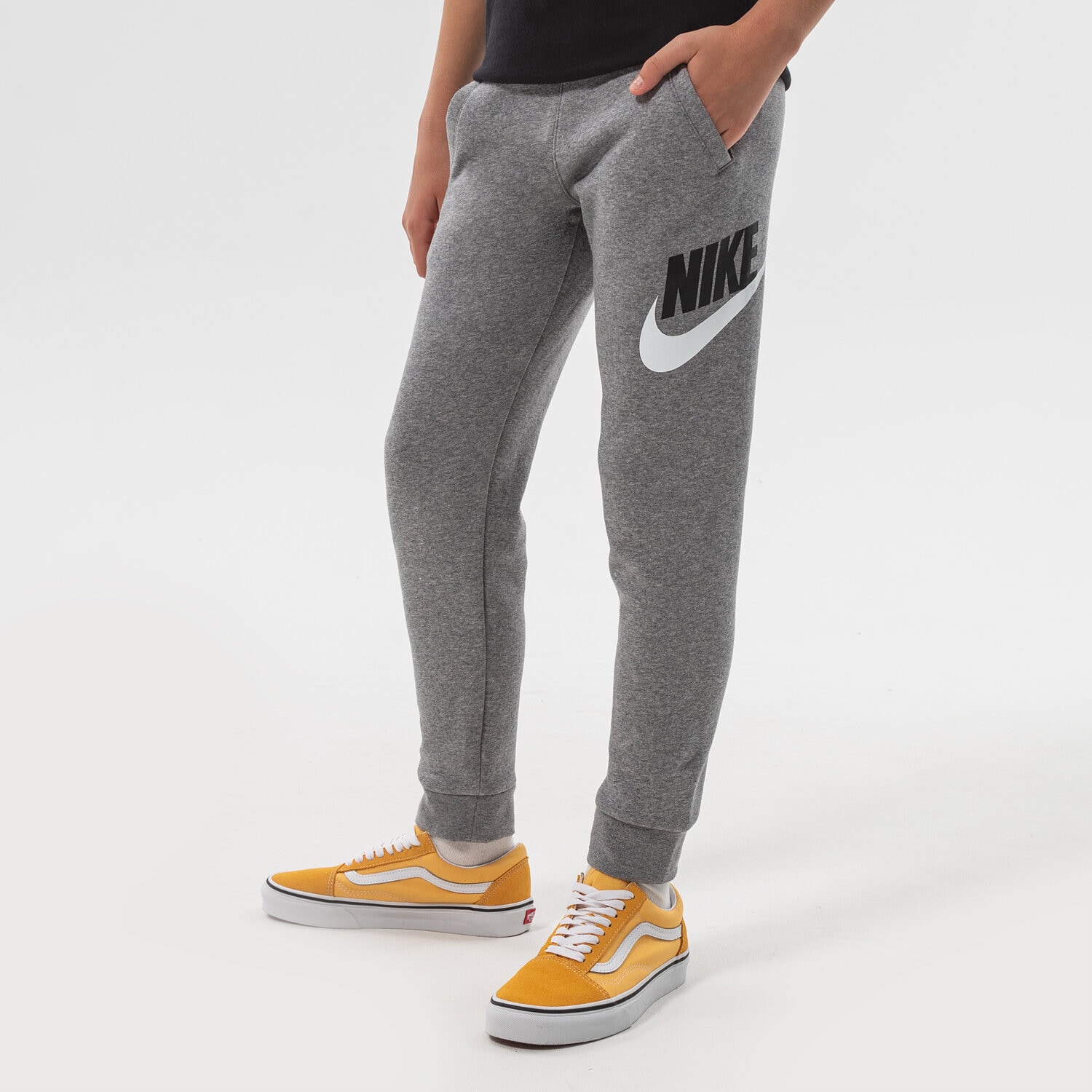 Sportowe spodnie dziecięce NIKE SPODNIE SPORTSWEAR CLUB FLEECE BOY CJ7863-091 SZARY