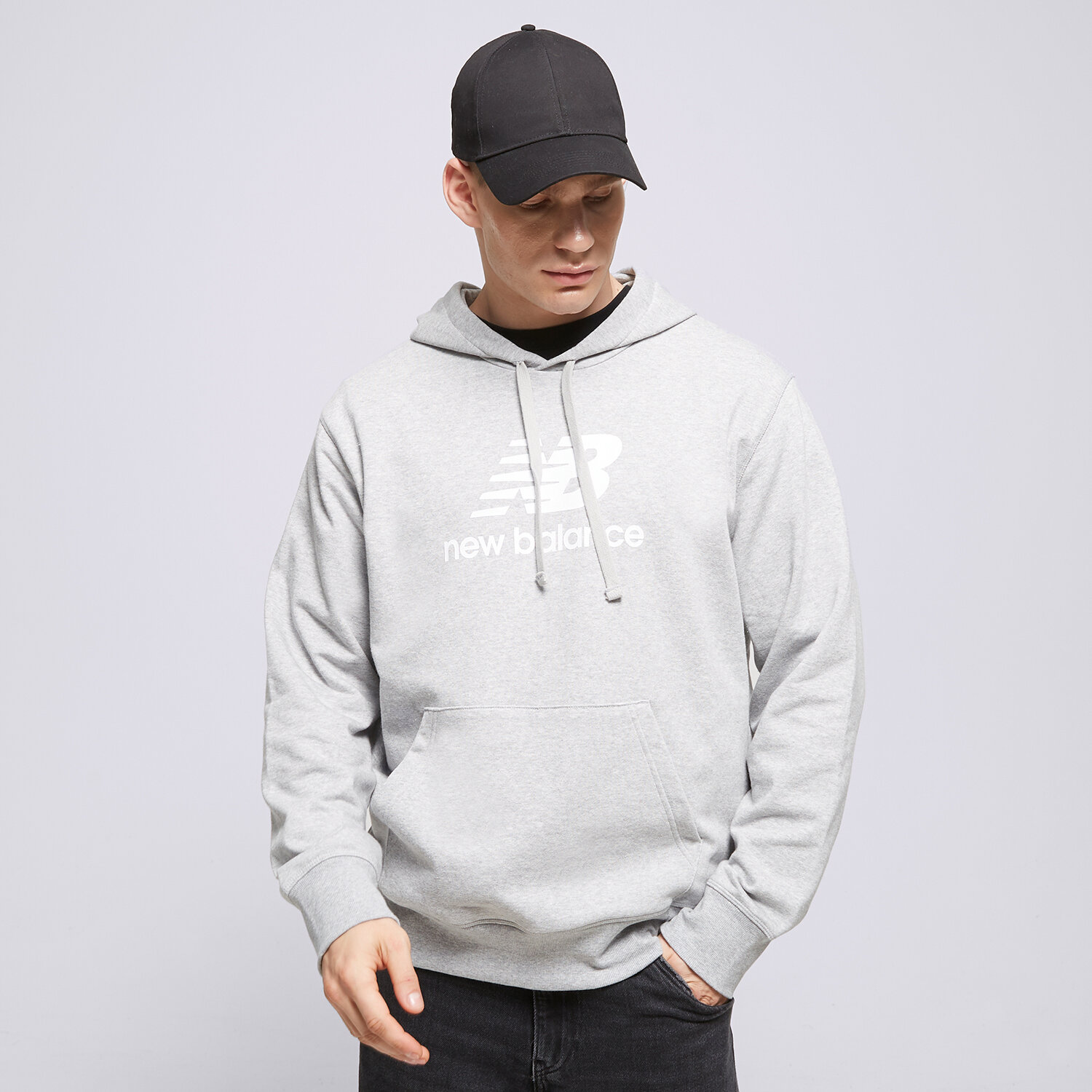 Bluza męska NEW BALANCE BLUZA Z KAPTUREM ESSENTIALS STACKED MT31537AG SZARY