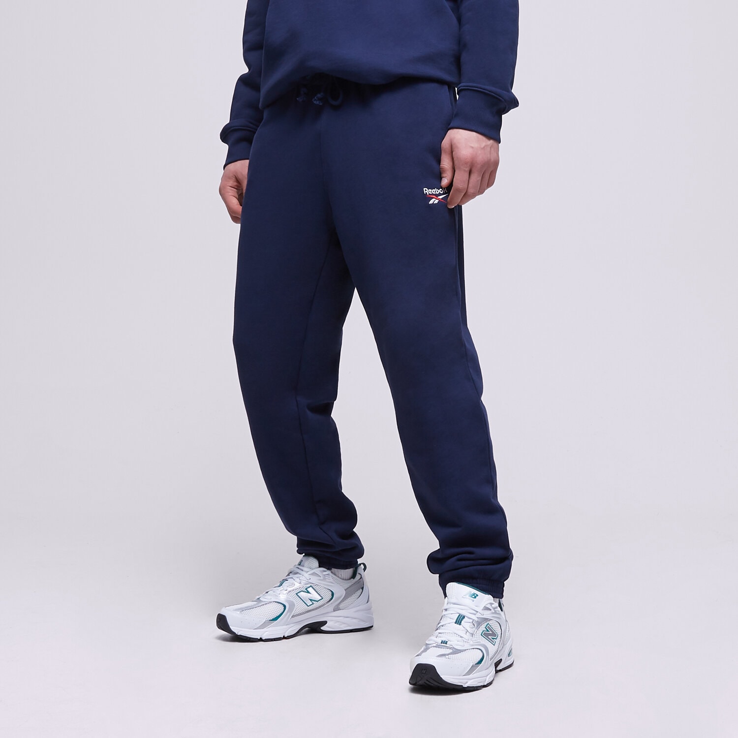 Spodnie sportowe męskie REEBOK SPODNIE CL SV PANT HS9143 GRANATOWY
