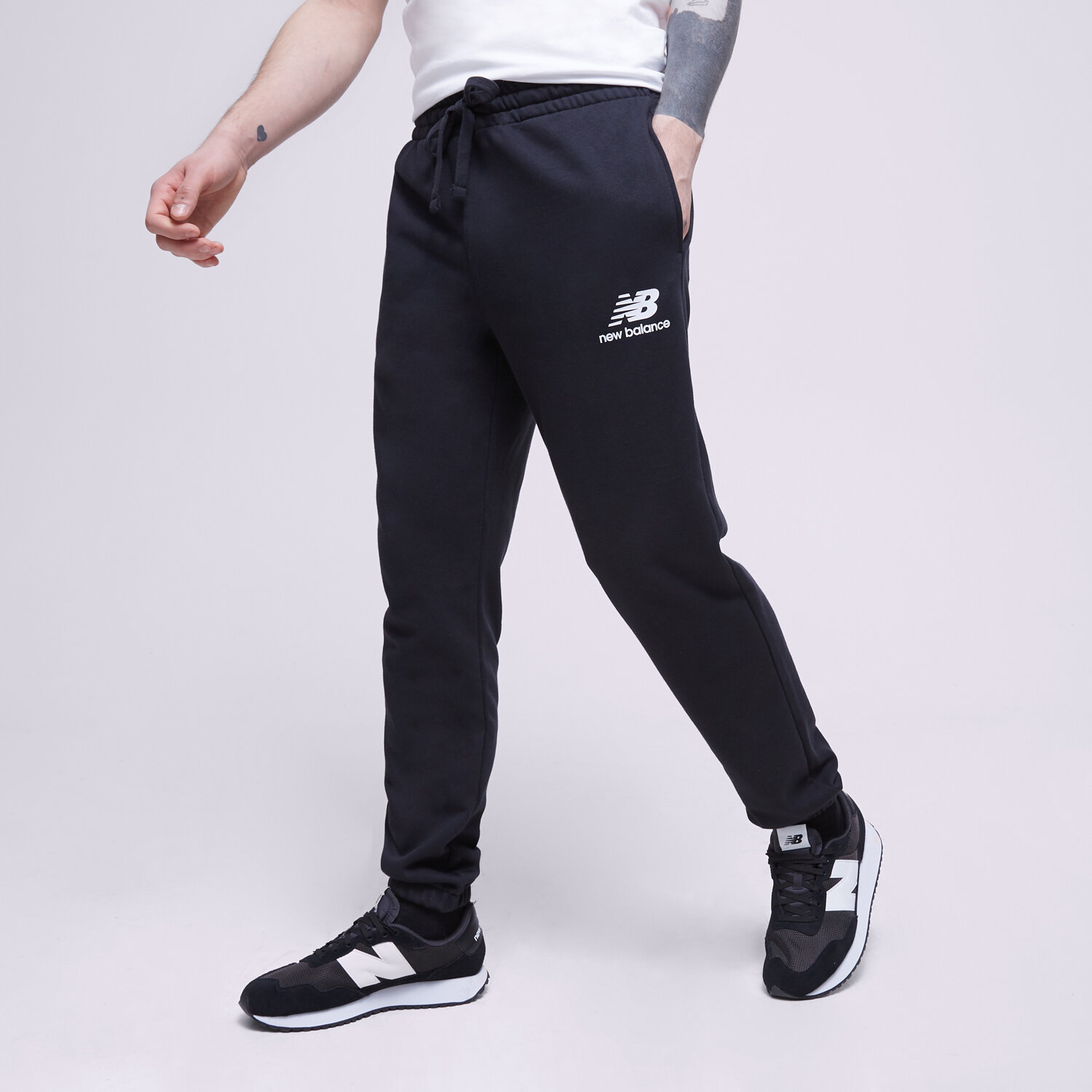 Spodnie sportowe męskie NEW BALANCE SPODNIE NB ESSENTIAL STACKED MP31539BK CZARNY