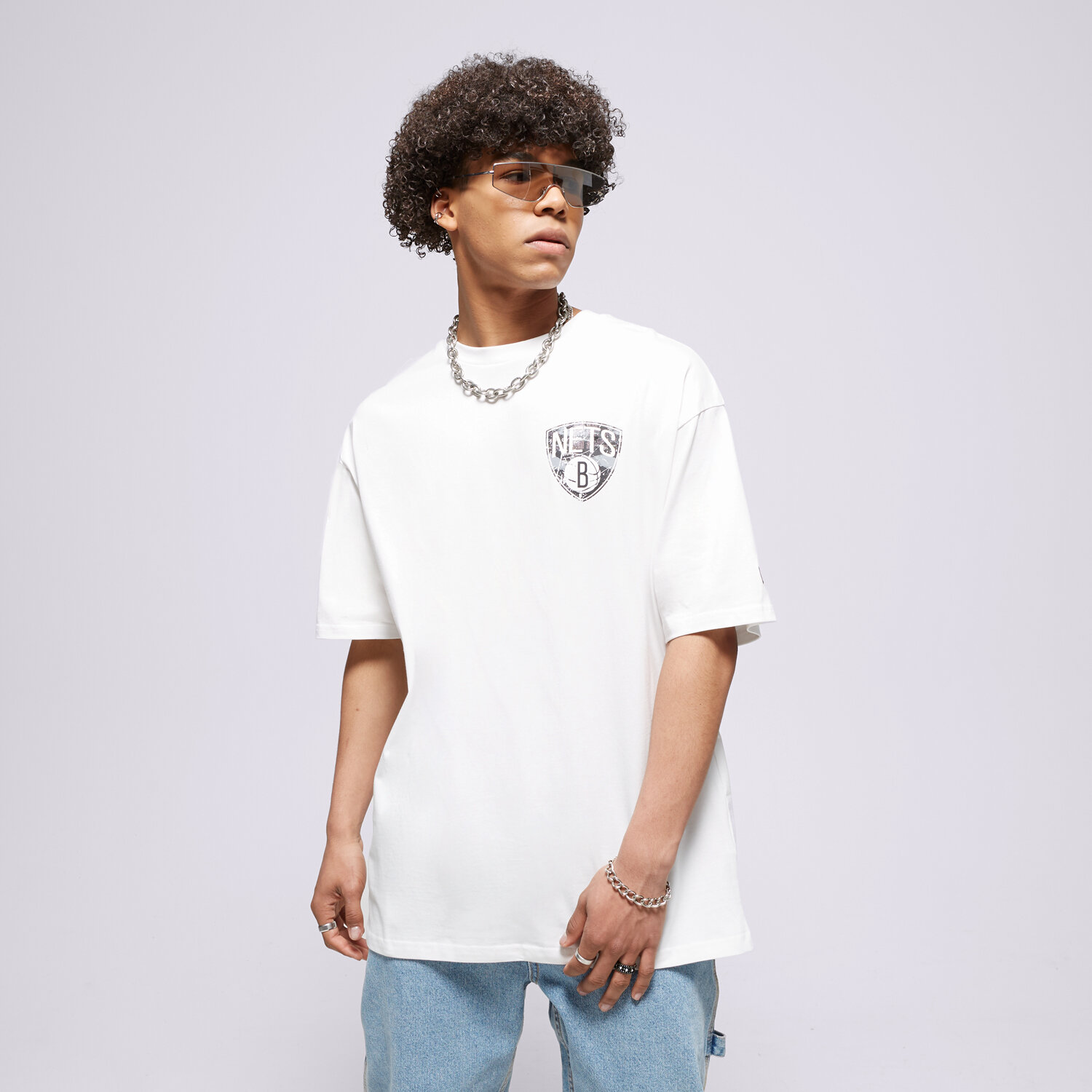 Koszulka, t-shirt sportowy męski NEW ERA T-SHIRT INFILL TEAM LOGO OS NETS BROOKLYN NETS 60332135 BIAŁY