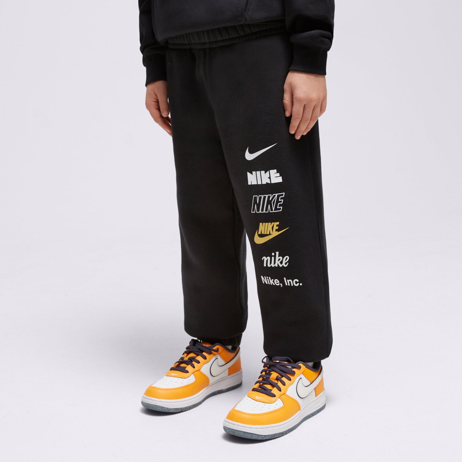 Sportowe spodnie dziecięce NIKE SPODNIE B NSW JOGGER BB MLOGO DX5160-010 CZARNY