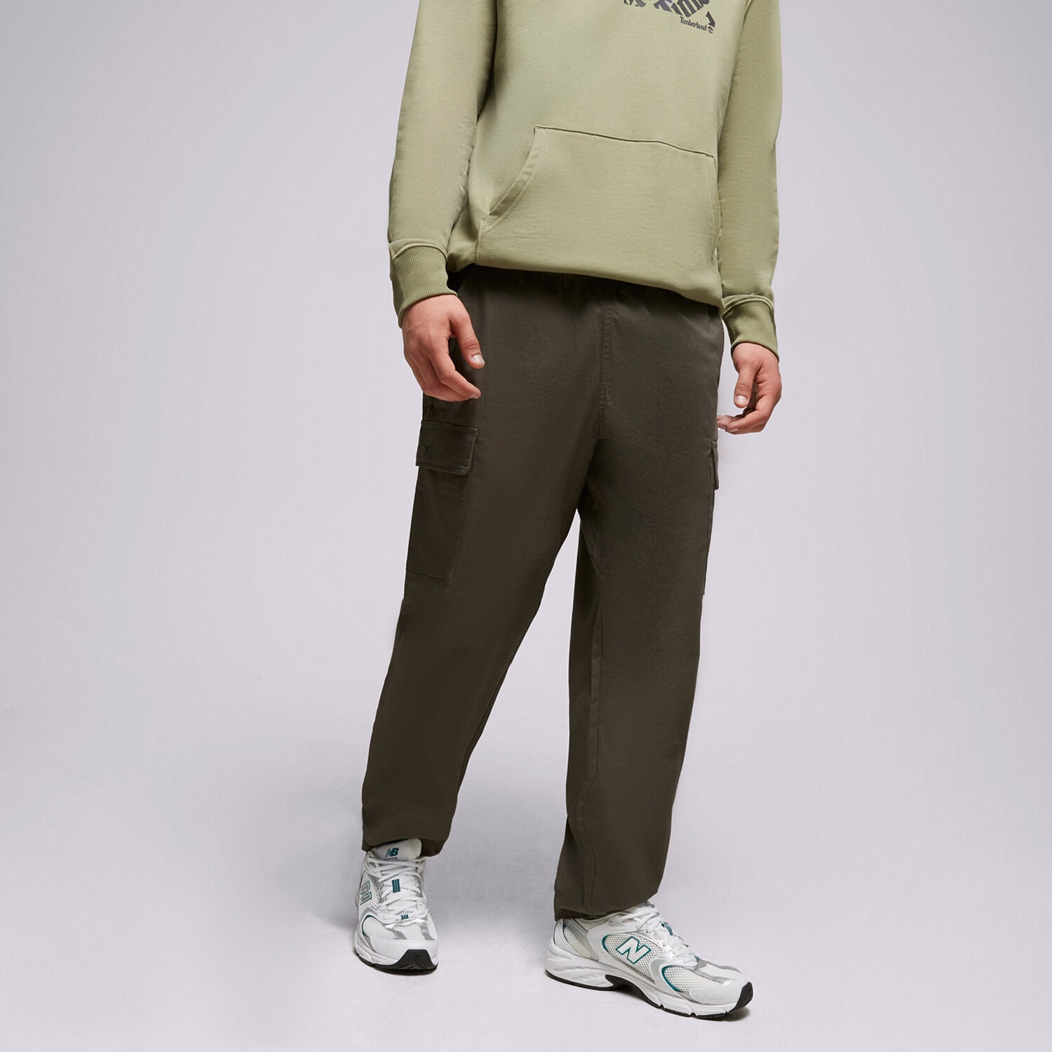 Spodnie sportowe męskie NEW BALANCE SPODNIE ATHLETICS REMASTERED WOVEN MP31526COG ZIELONY